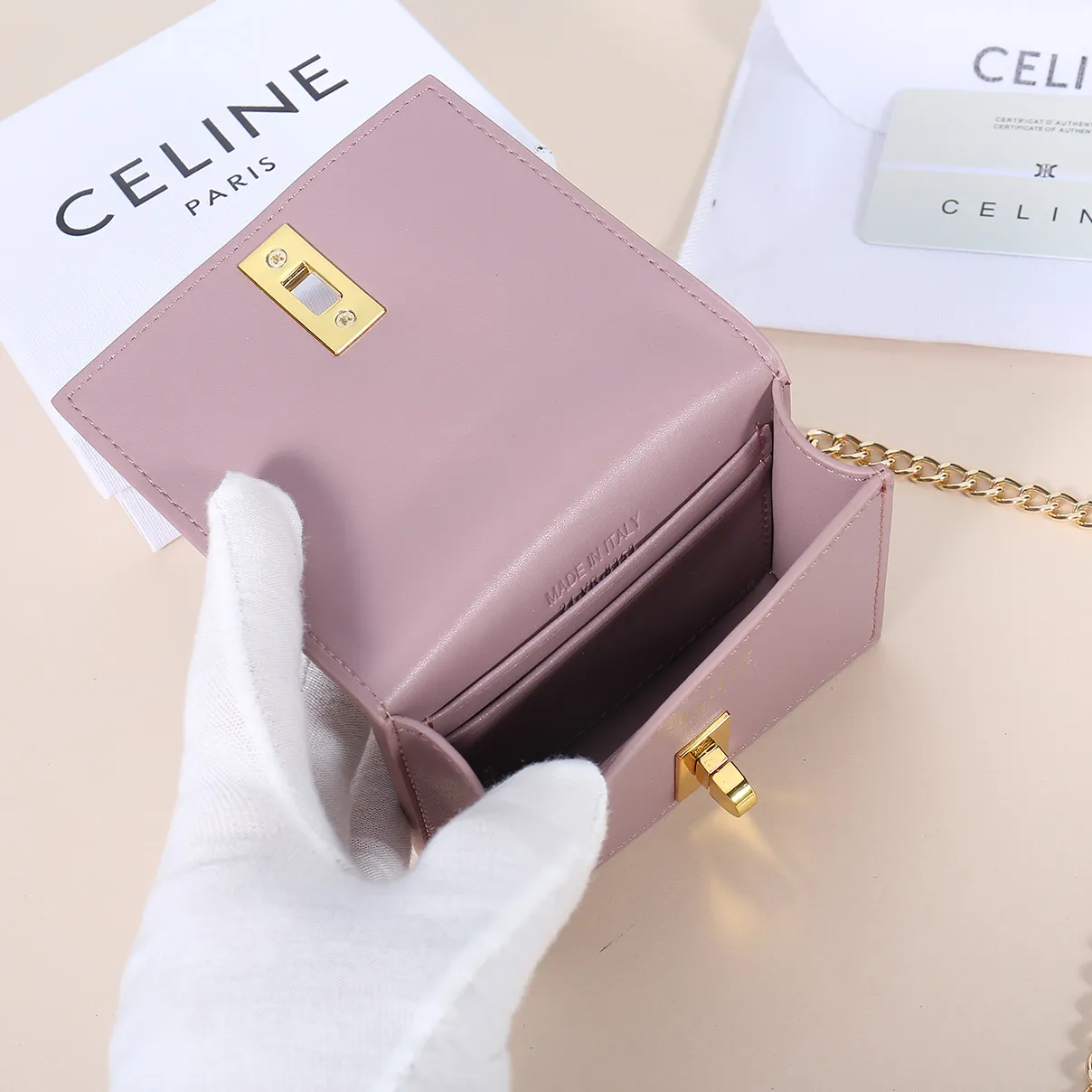 💰170, Celine's latest chain card holder, TRIOMPHE flip chain card holder, can be worn cross-body, classic cowhide with plain microfiber interior, rotating lock closure, 1 thickened main compartment, 2 inner card slots. No.: 10M472 Size: 10.5x8.5x3 cm