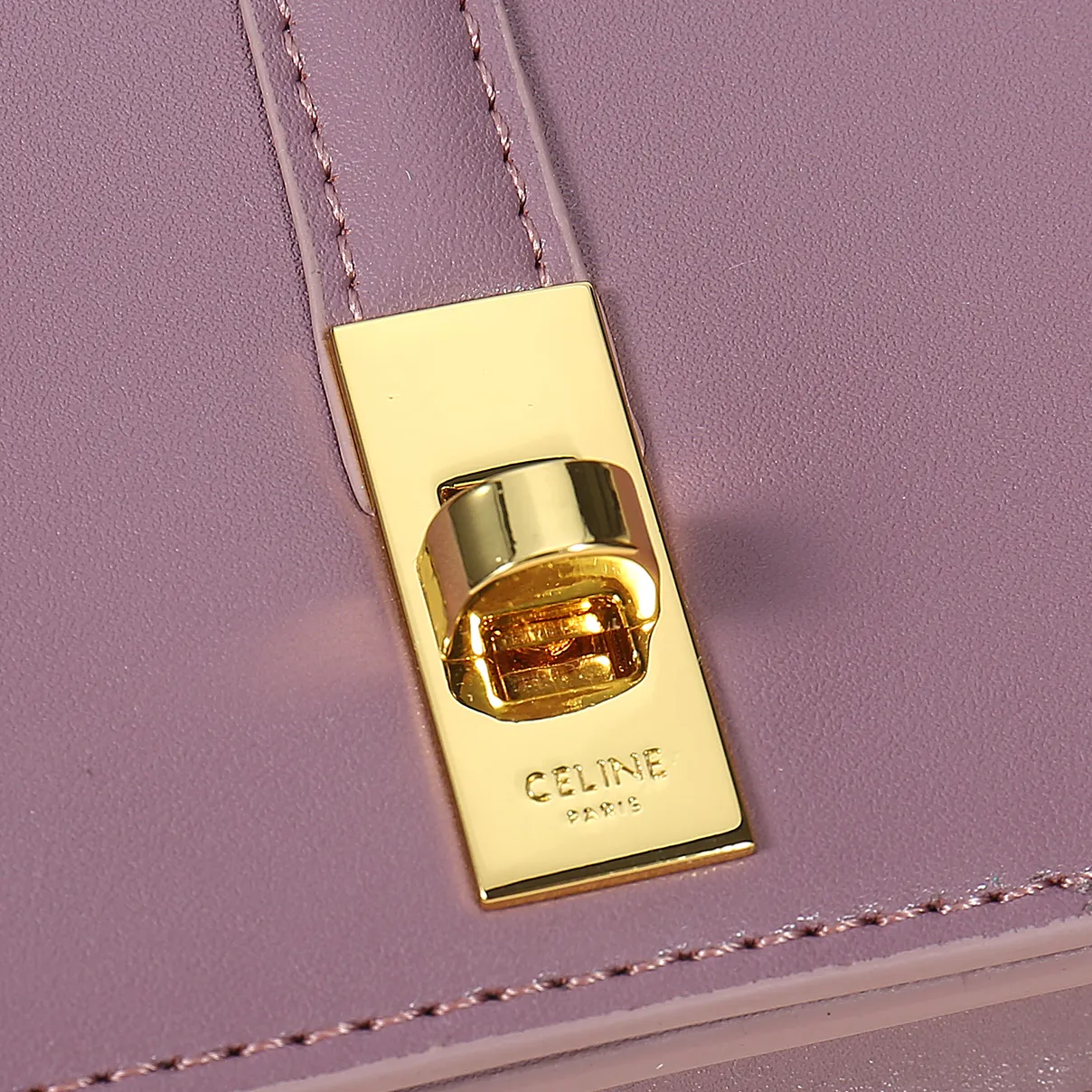 💰170, Celine's latest chain card holder, TRIOMPHE flip chain card holder, can be worn cross-body, classic cowhide with plain microfiber interior, rotating lock closure, 1 thickened main compartment, 2 inner card slots. No.: 10M472 Size: 10.5x8.5x3 cm