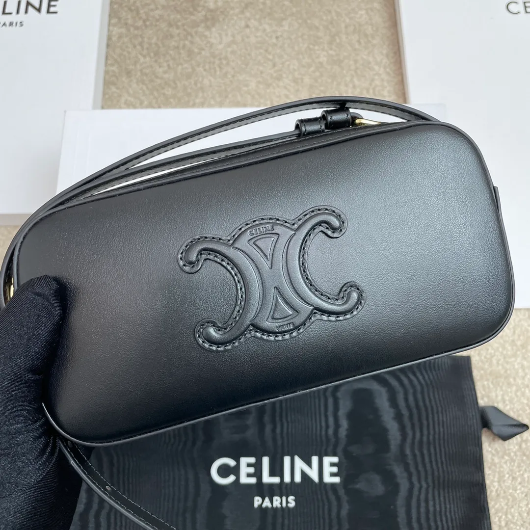 Mini/shoulder camera bag, armpit bag This model can hold larger smartphone models such as PLUS. Body cow leather. Lining cow leather/fabric. Suitable for shoulder or hand carry. Zipper lock. 1 main compartment. 1 flat pocket. Adjustable shoulder strap 6 inches long (16cm). Model: 10J582. Size: 20*10*3🌺🌺🌺