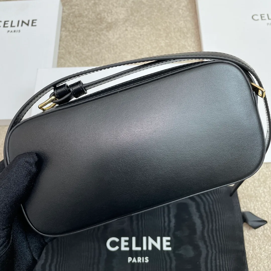 Mini/shoulder camera bag, armpit bag This model can hold larger smartphone models such as PLUS. Body cow leather. Lining cow leather/fabric. Suitable for shoulder or hand carry. Zipper lock. 1 main compartment. 1 flat pocket. Adjustable shoulder strap 6 inches long (16cm). Model: 10J582. Size: 20*10*3🌺🌺🌺