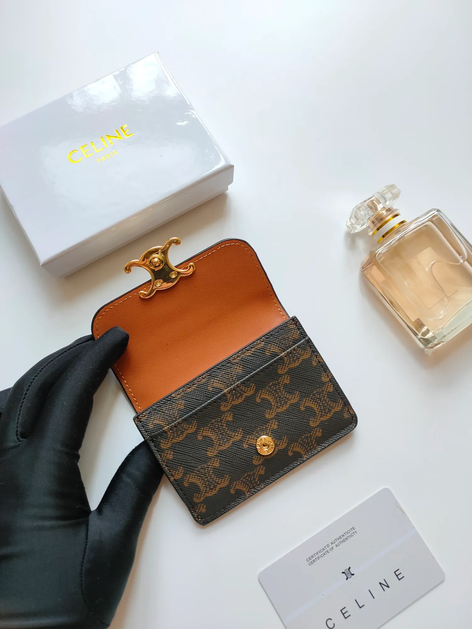 ￥110 CELINE’s latest TRIOMPHE logo printed card holder, gold finish, snap closure, model number: 101582, size: 10.5*7cm