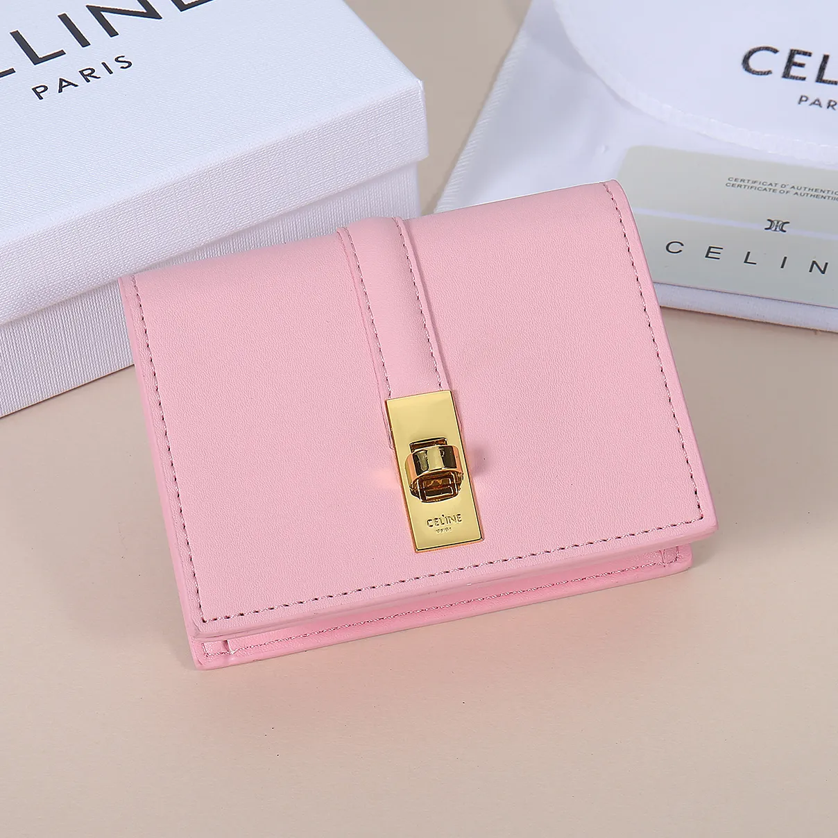 💰130, Celine's new card holder, TRIOMPHE flip card holder, large cowhide with plain microfiber interior, rotating lock closure, 1 thickened main compartment, 2 inner card slots. No.: 10M473 Size: 10.5x8.5x3 cm