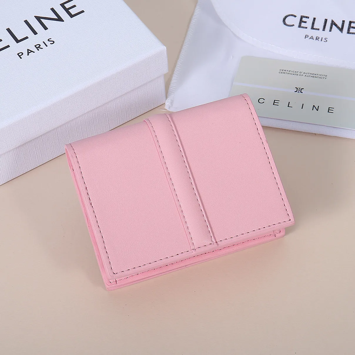 💰130, Celine's new card holder, TRIOMPHE flip card holder, large cowhide with plain microfiber interior, rotating lock closure, 1 thickened main compartment, 2 inner card slots. No.: 10M473 Size: 10.5x8.5x3 cm
