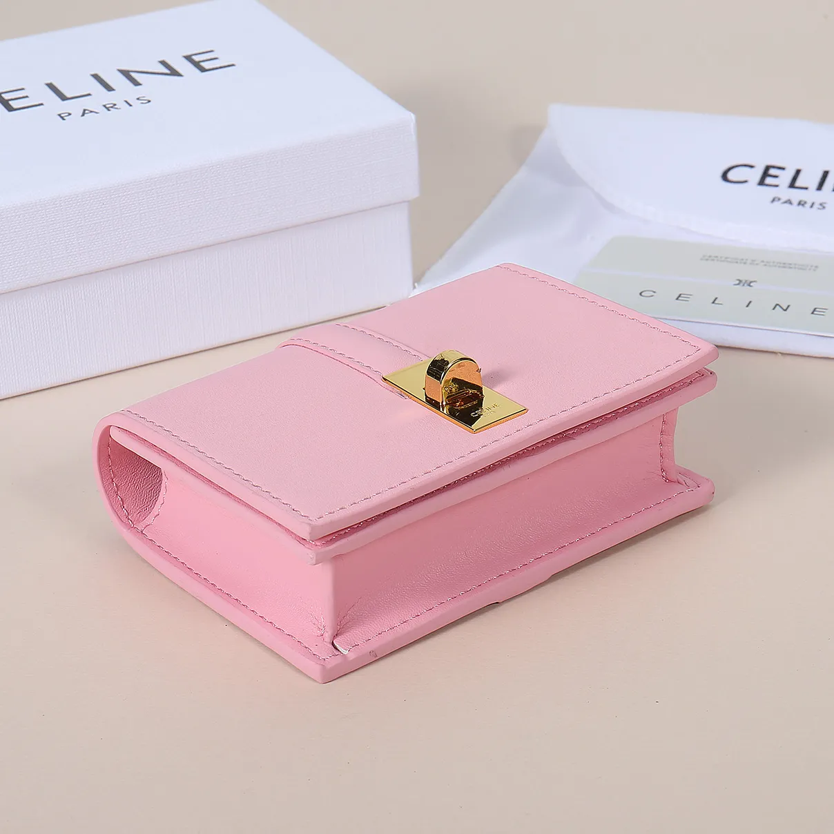 💰130, Celine's new card holder, TRIOMPHE flip card holder, large cowhide with plain microfiber interior, rotating lock closure, 1 thickened main compartment, 2 inner card slots. No.: 10M473 Size: 10.5x8.5x3 cm