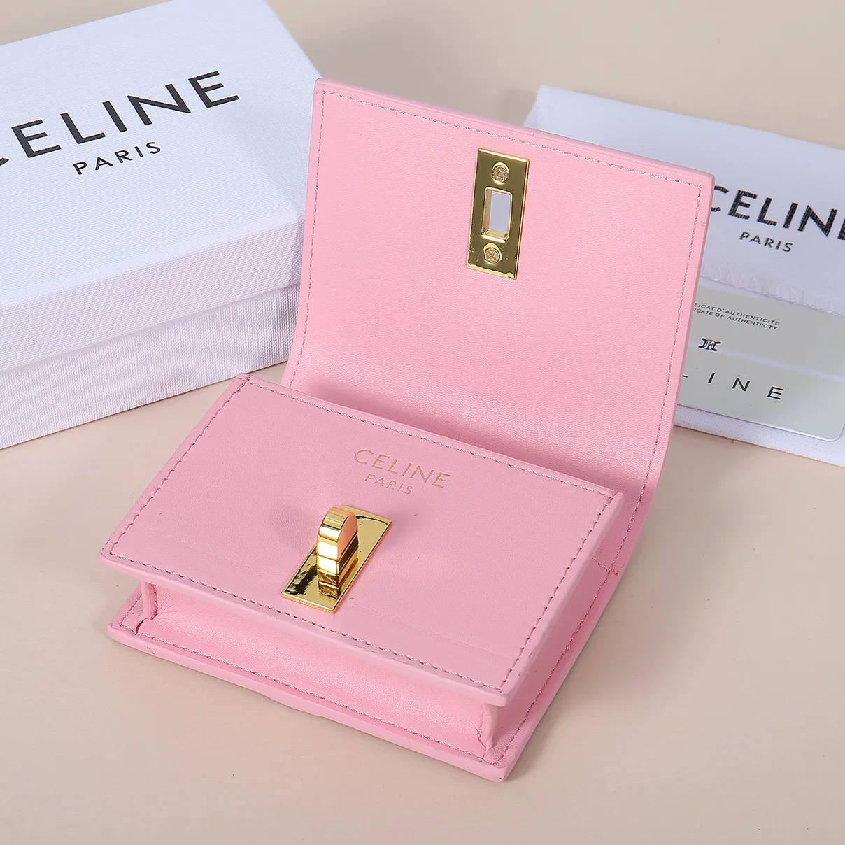 💰130, Celine's new card holder, TRIOMPHE flip card holder, large cowhide with plain microfiber interior, rotating lock closure, 1 thickened main compartment, 2 inner card slots. No.: 10M473 Size: 10.5x8.5x3 cm