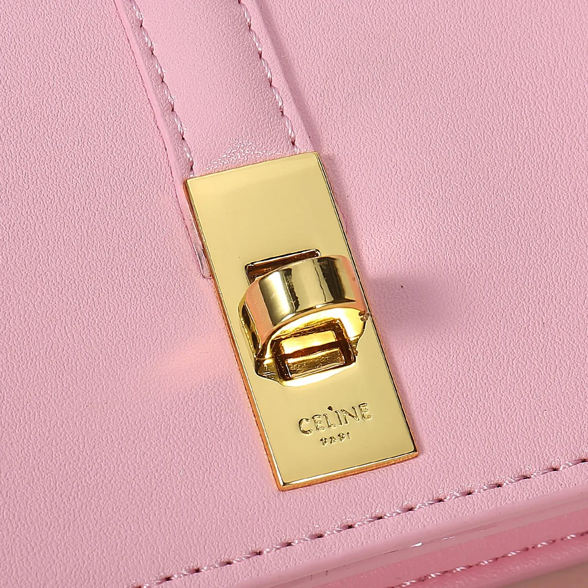 💰130, Celine's new card holder, TRIOMPHE flip card holder, large cowhide with plain microfiber interior, rotating lock closure, 1 thickened main compartment, 2 inner card slots. No.: 10M473 Size: 10.5x8.5x3 cm