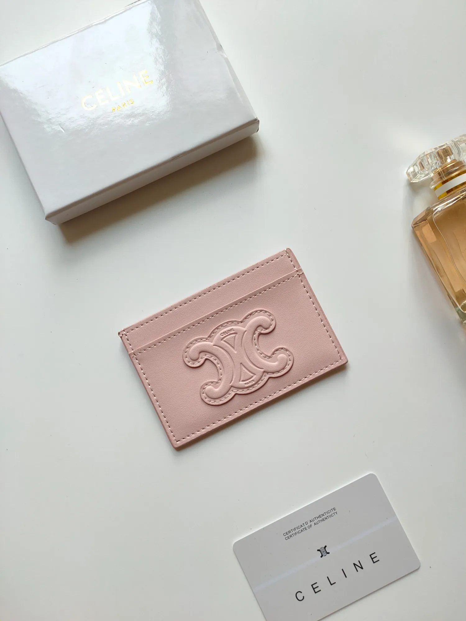 ￥90 CELINE's new embossed logo card holder, made of first-layer cowhide, two card slots + one middle pocket. Style number: 10B703 Size: 10.5 X 7cm