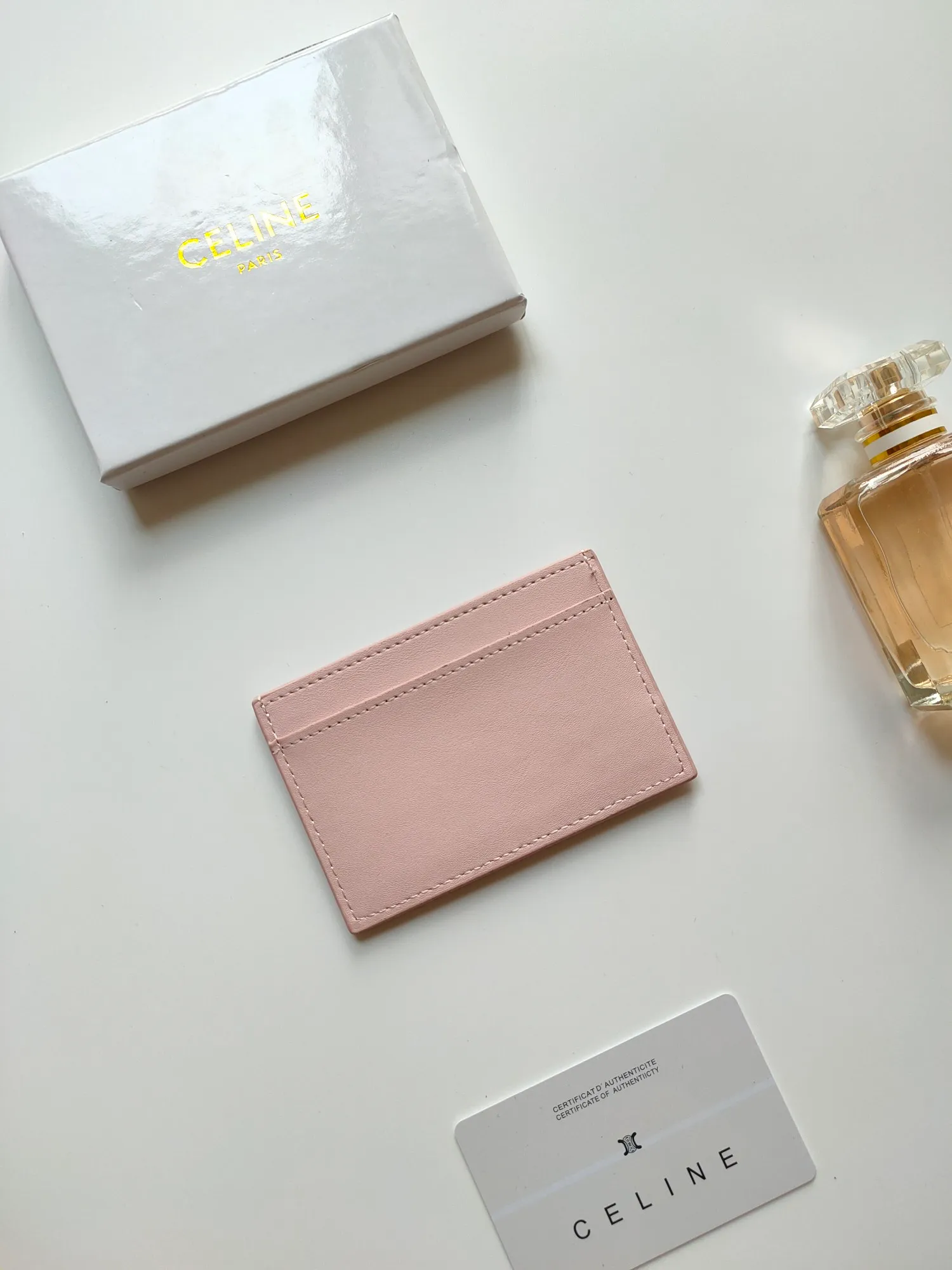 ￥90 CELINE's new embossed logo card holder, made of first-layer cowhide, two card slots + one middle pocket. Style number: 10B703 Size: 10.5 X 7cm