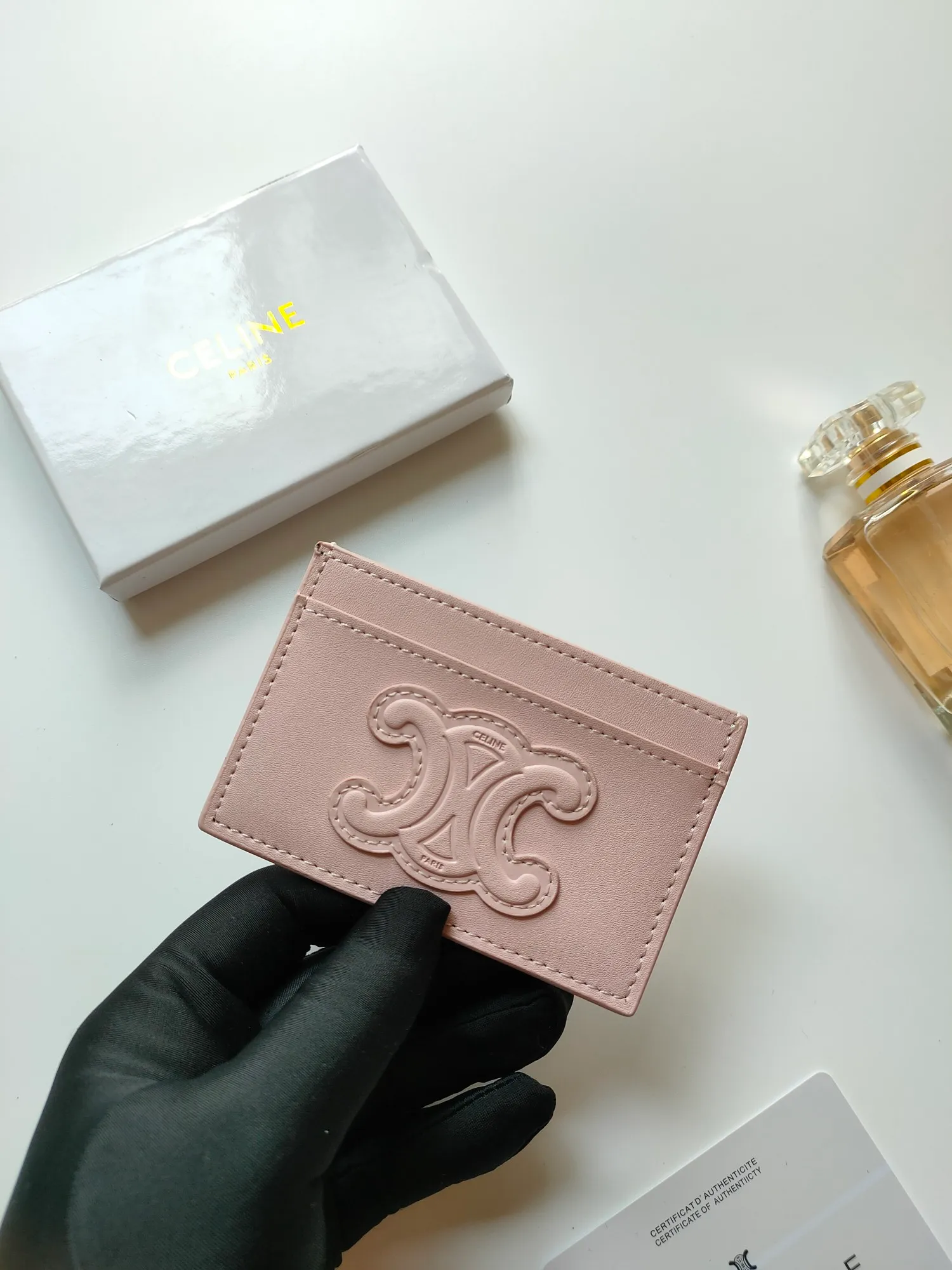 ￥90 CELINE's new embossed logo card holder, made of first-layer cowhide, two card slots + one middle pocket. Style number: 10B703 Size: 10.5 X 7cm
