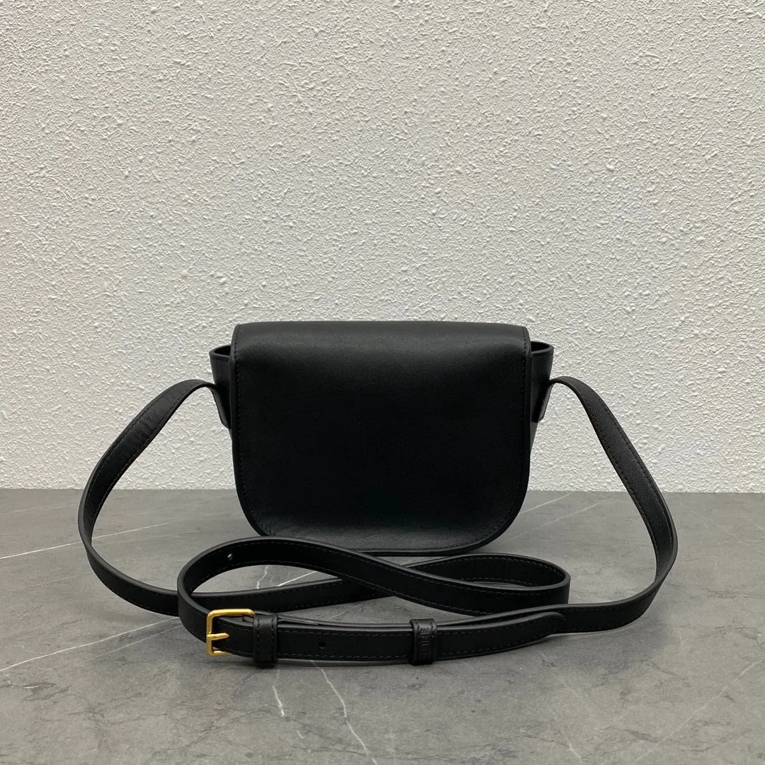 New product from C family ~ 2022 spring and summer FOLCO saddle bag. This bag is about the same size as a classic presbyopic saddle, and it has a magnetic buckle, which is very convenient to open and close. The leather is very shiny and not prone to scratches.  Continuing the design of the classic bag, changing the coated printed material to a full leather design will give it a more texture~ And the Arc de Triomphe uses three-dimensional carving technology~ It is really exquisite. The bag is very light and can hold the necessary things for girls to travel. It is super practical! Style number: 198263 Black Size: 18.5×8×15