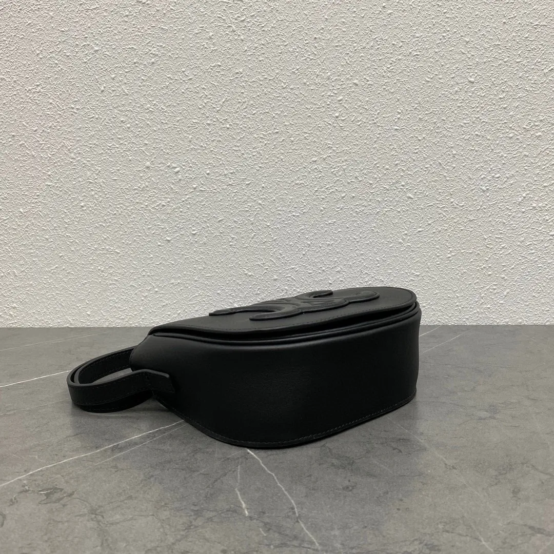 New product from C family ~ 2022 spring and summer FOLCO saddle bag. This bag is about the same size as a classic presbyopic saddle, and it has a magnetic buckle, which is very convenient to open and close. The leather is very shiny and not prone to scratches.  Continuing the design of the classic bag, changing the coated printed material to a full leather design will give it a more texture~ And the Arc de Triomphe uses three-dimensional carving technology~ It is really exquisite. The bag is very light and can hold the necessary things for girls to travel. It is super practical! Style number: 198263 Black Size: 18.5×8×15