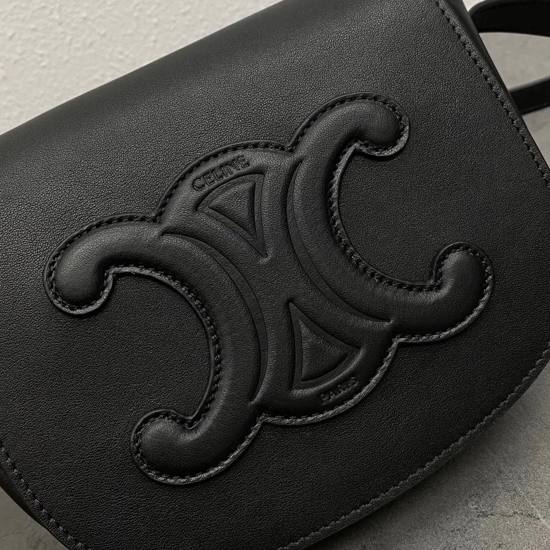 New product from C family ~ 2022 spring and summer FOLCO saddle bag. This bag is about the same size as a classic presbyopic saddle, and it has a magnetic buckle, which is very convenient to open and close. The leather is very shiny and not prone to scratches.  Continuing the design of the classic bag, changing the coated printed material to a full leather design will give it a more texture~ And the Arc de Triomphe uses three-dimensional carving technology~ It is really exquisite. The bag is very light and can hold the necessary things for girls to travel. It is super practical! Style number: 198263 Black Size: 18.5×8×15