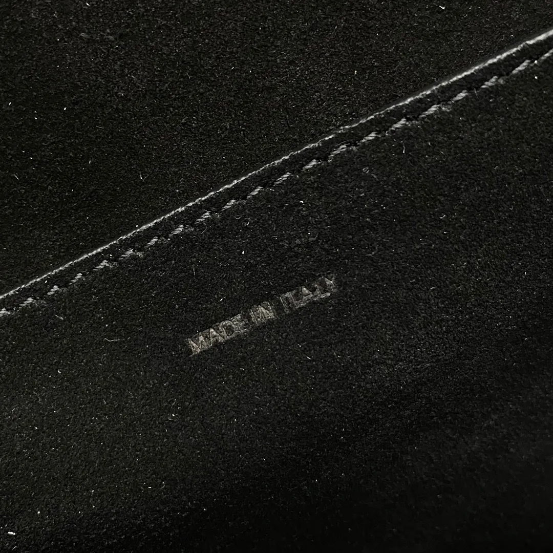 New product from C family ~ 2022 spring and summer FOLCO saddle bag. This bag is about the same size as a classic presbyopic saddle, and it has a magnetic buckle, which is very convenient to open and close. The leather is very shiny and not prone to scratches.  Continuing the design of the classic bag, changing the coated printed material to a full leather design will give it a more texture~ And the Arc de Triomphe uses three-dimensional carving technology~ It is really exquisite. The bag is very light and can hold the necessary things for girls to travel. It is super practical! Style number: 198263 Black Size: 18.5×8×15