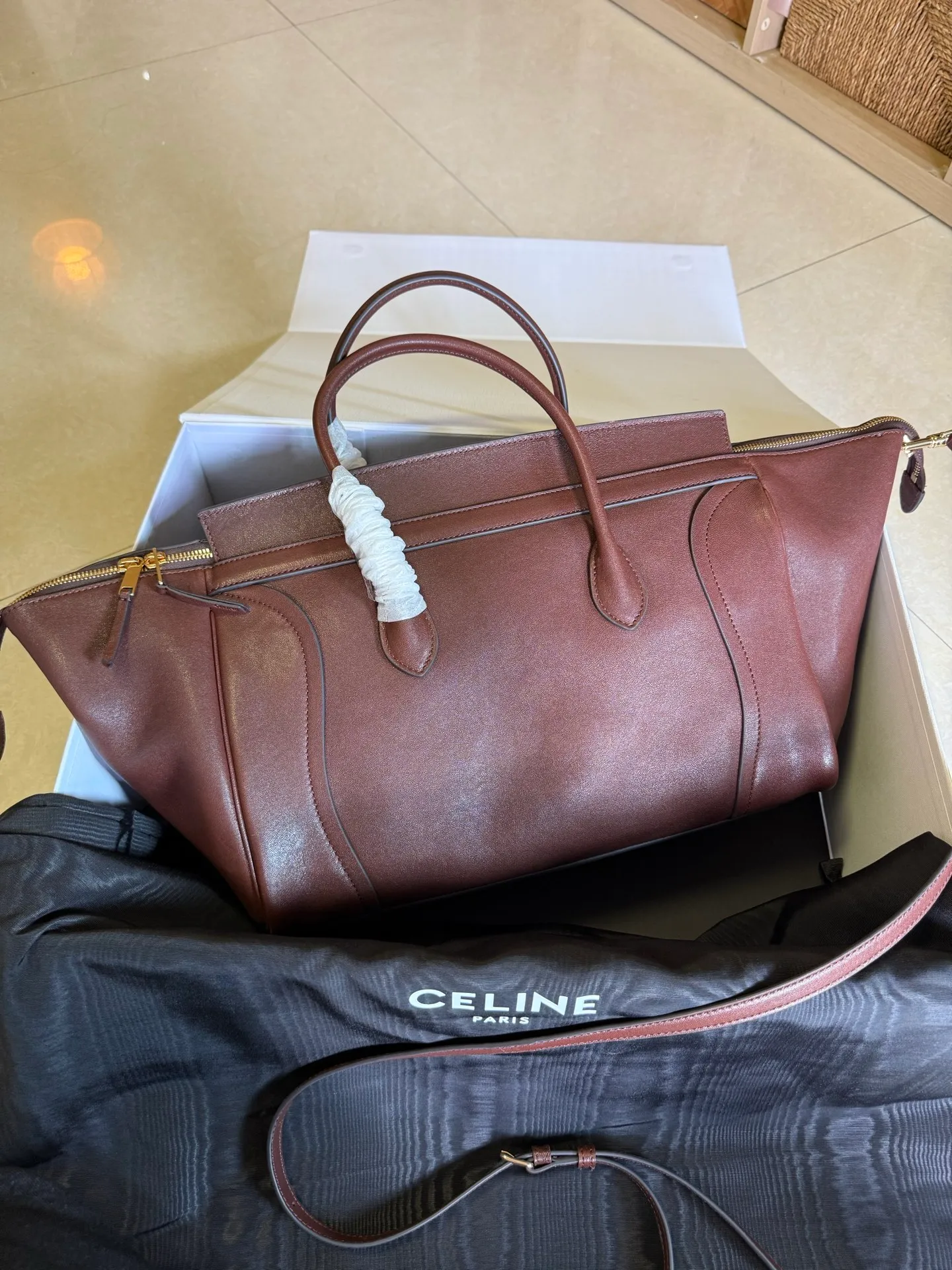 p2300 new products are online 🅰️🅰️ 26 spring series new smiley bag 👛 😐change🙂, CE smiley bag is back with a new look! CE PRINTEMPS 2026 Spring Series! NEW LUGGAGE The new version of the smiley bag, the classic in memory, is now available again! 👜Lightweight material and modern lines are still the most recognizable It Bag! Showing a simple and neat modern temperament. The new creative director Michael Rider made a surprise return of the "Smiley Face Bag" at his 2026 spring debut. The smooth, delicate and lustrous leather, backstitching technology and piping design create a soft and round horizontal outline. The side zipper design presents a unique smile arc, cleverly echoing the name of the "Smiley Face Bag". The classic design is reinterpreted through modern silhouettes, making the overall design more lightweight and versatile, presenting an elegant yet casual style! Style No.: 123693 Color: Dark Brown Size: Bottom 36x22x16cm Bag opening 56cm