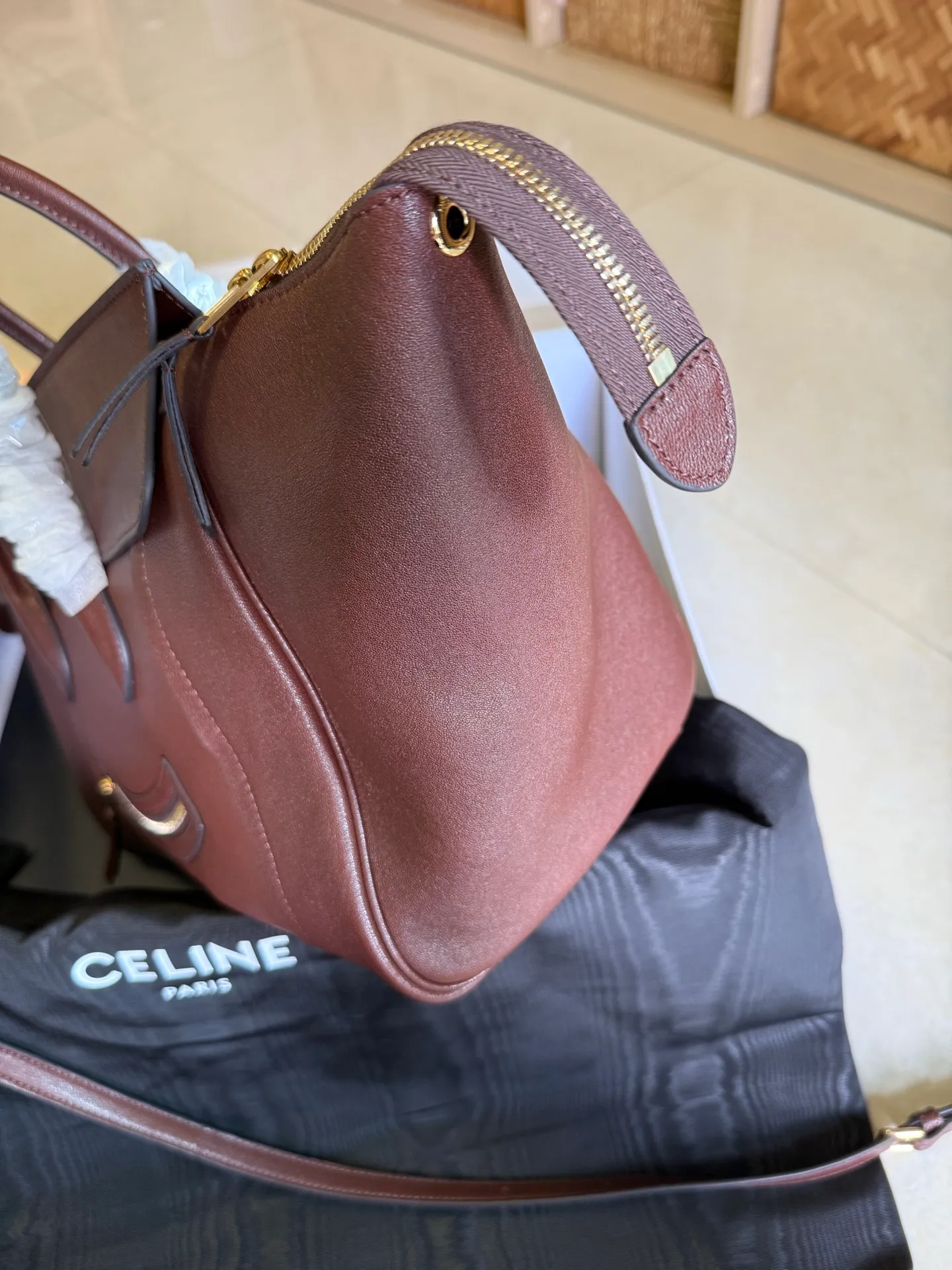 p2300 new products are online 🅰️🅰️ 26 spring series new smiley bag 👛 😐change🙂, CE smiley bag is back with a new look! CE PRINTEMPS 2026 Spring Series! NEW LUGGAGE The new version of the smiley bag, the classic in memory, is now available again! 👜Lightweight material and modern lines are still the most recognizable It Bag! Showing a simple and neat modern temperament. The new creative director Michael Rider made a surprise return of the "Smiley Face Bag" at his 2026 spring debut. The smooth, delicate and lustrous leather, backstitching technology and piping design create a soft and round horizontal outline. The side zipper design presents a unique smile arc, cleverly echoing the name of the "Smiley Face Bag". The classic design is reinterpreted through modern silhouettes, making the overall design more lightweight and versatile, presenting an elegant yet casual style! Style No.: 123693 Color: Dark Brown Size: Bottom 36x22x16cm Bag opening 56cm