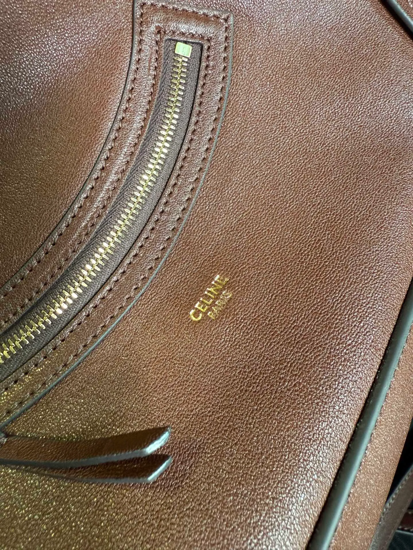 p2300 new products are online 🅰️🅰️ 26 spring series new smiley bag 👛 😐change🙂, CE smiley bag is back with a new look! CE PRINTEMPS 2026 Spring Series! NEW LUGGAGE The new version of the smiley bag, the classic in memory, is now available again! 👜Lightweight material and modern lines are still the most recognizable It Bag! Showing a simple and neat modern temperament. The new creative director Michael Rider made a surprise return of the "Smiley Face Bag" at his 2026 spring debut. The smooth, delicate and lustrous leather, backstitching technology and piping design create a soft and round horizontal outline. The side zipper design presents a unique smile arc, cleverly echoing the name of the "Smiley Face Bag". The classic design is reinterpreted through modern silhouettes, making the overall design more lightweight and versatile, presenting an elegant yet casual style! Style No.: 123693 Color: Dark Brown Size: Bottom 36x22x16cm Bag opening 56cm