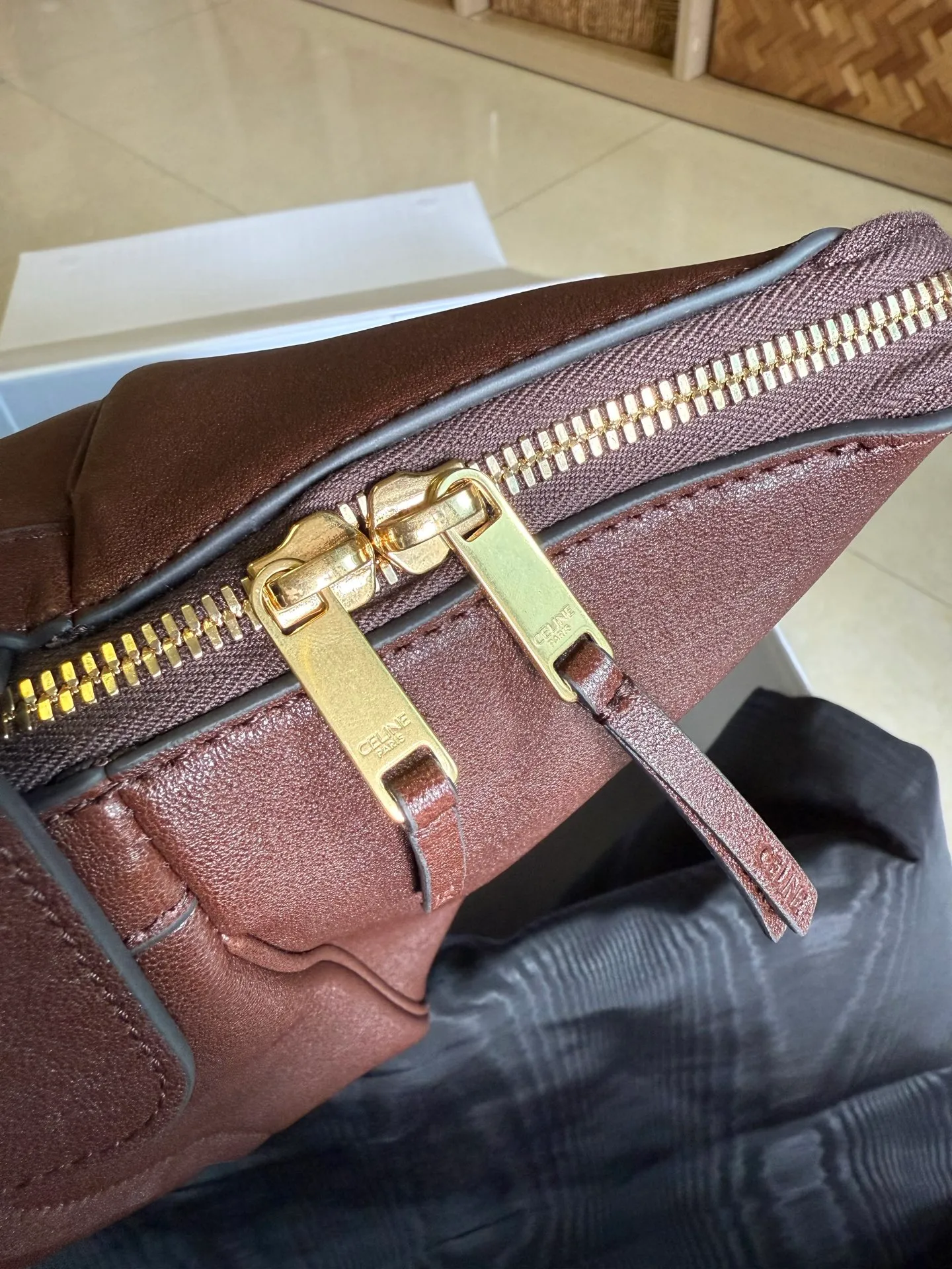 p2300 new products are online 🅰️🅰️ 26 spring series new smiley bag 👛 😐change🙂, CE smiley bag is back with a new look! CE PRINTEMPS 2026 Spring Series! NEW LUGGAGE The new version of the smiley bag, the classic in memory, is now available again! 👜Lightweight material and modern lines are still the most recognizable It Bag! Showing a simple and neat modern temperament. The new creative director Michael Rider made a surprise return of the "Smiley Face Bag" at his 2026 spring debut. The smooth, delicate and lustrous leather, backstitching technology and piping design create a soft and round horizontal outline. The side zipper design presents a unique smile arc, cleverly echoing the name of the "Smiley Face Bag". The classic design is reinterpreted through modern silhouettes, making the overall design more lightweight and versatile, presenting an elegant yet casual style! Style No.: 123693 Color: Dark Brown Size: Bottom 36x22x16cm Bag opening 56cm