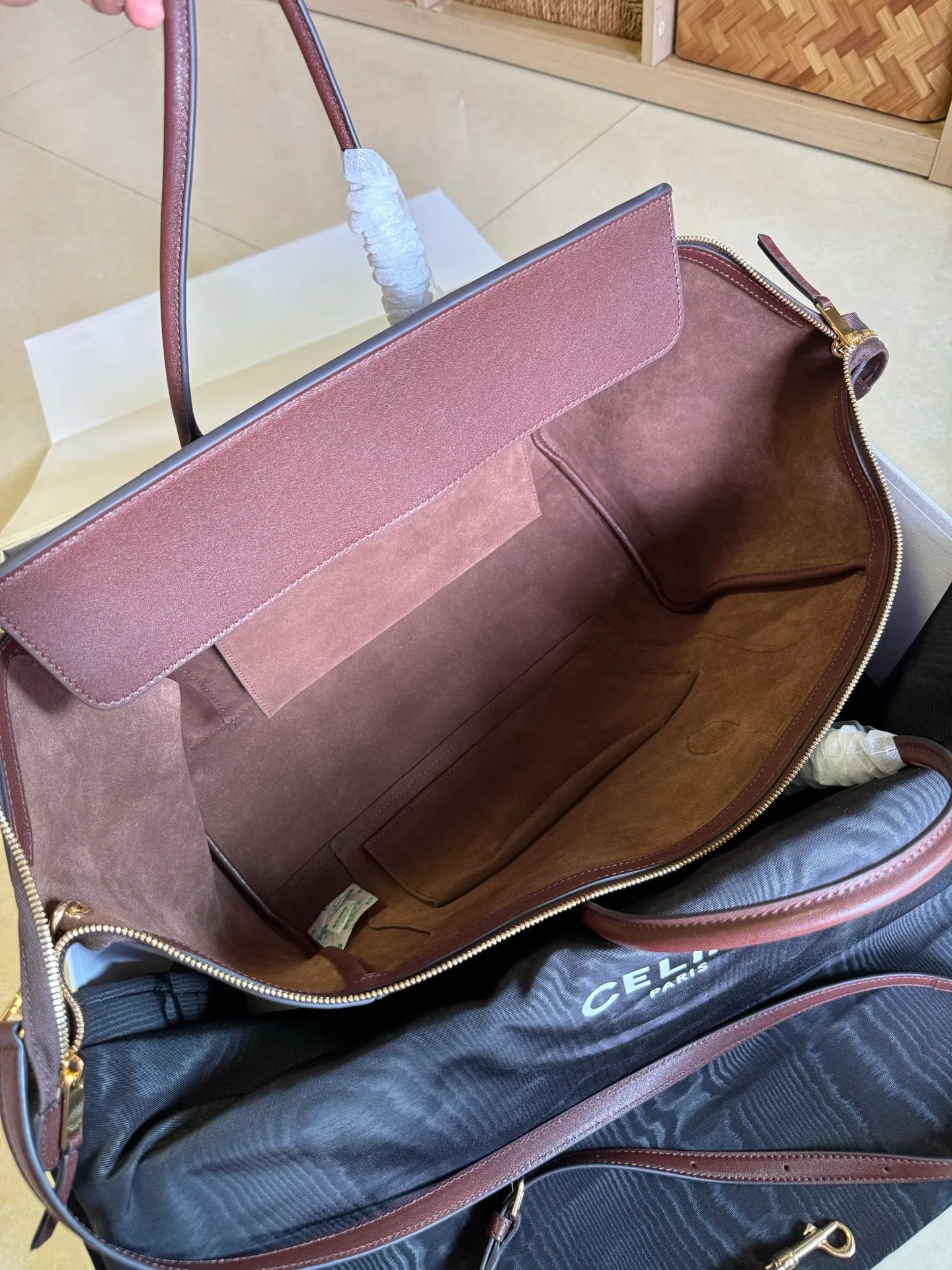 p2300 new products are online 🅰️🅰️ 26 spring series new smiley bag 👛 😐change🙂, CE smiley bag is back with a new look! CE PRINTEMPS 2026 Spring Series! NEW LUGGAGE The new version of the smiley bag, the classic in memory, is now available again! 👜Lightweight material and modern lines are still the most recognizable It Bag! Showing a simple and neat modern temperament. The new creative director Michael Rider made a surprise return of the "Smiley Face Bag" at his 2026 spring debut. The smooth, delicate and lustrous leather, backstitching technology and piping design create a soft and round horizontal outline. The side zipper design presents a unique smile arc, cleverly echoing the name of the "Smiley Face Bag". The classic design is reinterpreted through modern silhouettes, making the overall design more lightweight and versatile, presenting an elegant yet casual style! Style No.: 123693 Color: Dark Brown Size: Bottom 36x22x16cm Bag opening 56cm