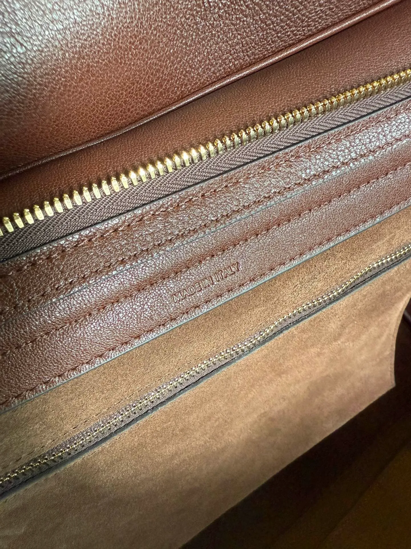 p2300 new products are online 🅰️🅰️ 26 spring series new smiley bag 👛 😐change🙂, CE smiley bag is back with a new look! CE PRINTEMPS 2026 Spring Series! NEW LUGGAGE The new version of the smiley bag, the classic in memory, is now available again! 👜Lightweight material and modern lines are still the most recognizable It Bag! Showing a simple and neat modern temperament. The new creative director Michael Rider made a surprise return of the "Smiley Face Bag" at his 2026 spring debut. The smooth, delicate and lustrous leather, backstitching technology and piping design create a soft and round horizontal outline. The side zipper design presents a unique smile arc, cleverly echoing the name of the "Smiley Face Bag". The classic design is reinterpreted through modern silhouettes, making the overall design more lightweight and versatile, presenting an elegant yet casual style! Style No.: 123693 Color: Dark Brown Size: Bottom 36x22x16cm Bag opening 56cm