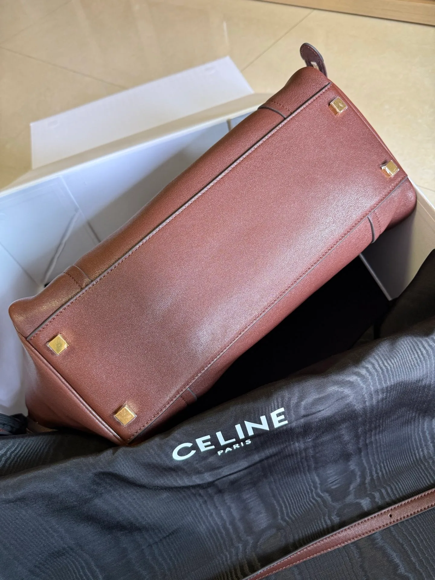 p2300 new products are online 🅰️🅰️ 26 spring series new smiley bag 👛 😐change🙂, CE smiley bag is back with a new look! CE PRINTEMPS 2026 Spring Series! NEW LUGGAGE The new version of the smiley bag, the classic in memory, is now available again! 👜Lightweight material and modern lines are still the most recognizable It Bag! Showing a simple and neat modern temperament. The new creative director Michael Rider made a surprise return of the "Smiley Face Bag" at his 2026 spring debut. The smooth, delicate and lustrous leather, backstitching technology and piping design create a soft and round horizontal outline. The side zipper design presents a unique smile arc, cleverly echoing the name of the "Smiley Face Bag". The classic design is reinterpreted through modern silhouettes, making the overall design more lightweight and versatile, presenting an elegant yet casual style! Style No.: 123693 Color: Dark Brown Size: Bottom 36x22x16cm Bag opening 56cm