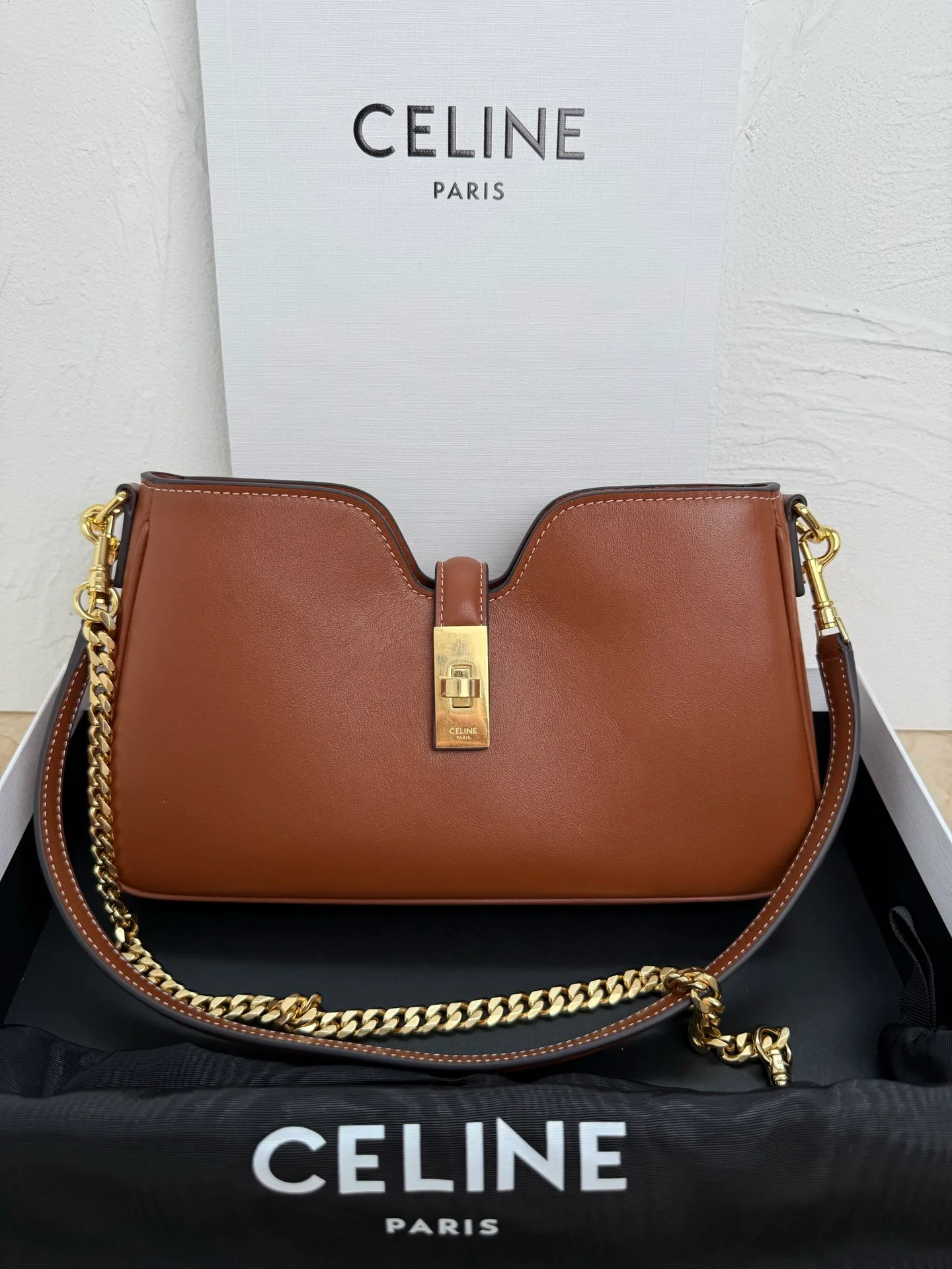 p1560 new product is online 🅰️🅰️ CE CAMILLE 👜 Recently, Ce’s new Camille underarm bag has been a hit! This bag is simply the perfect combination of fashion and elegance, and you will fall in love with it at first sight! 🤎 Brown is gentle and retro, like a cup of hot cocoa on weekdays, warm and healing, adding a touch of bright color to your outfit! 🍂 💼 The leather is delicate and textured, making you love it when you touch it, and the details highlight Celine’s exquisite craftsmanship! Style number: 122073 Color: Brown Size: 26x3.5x15cm