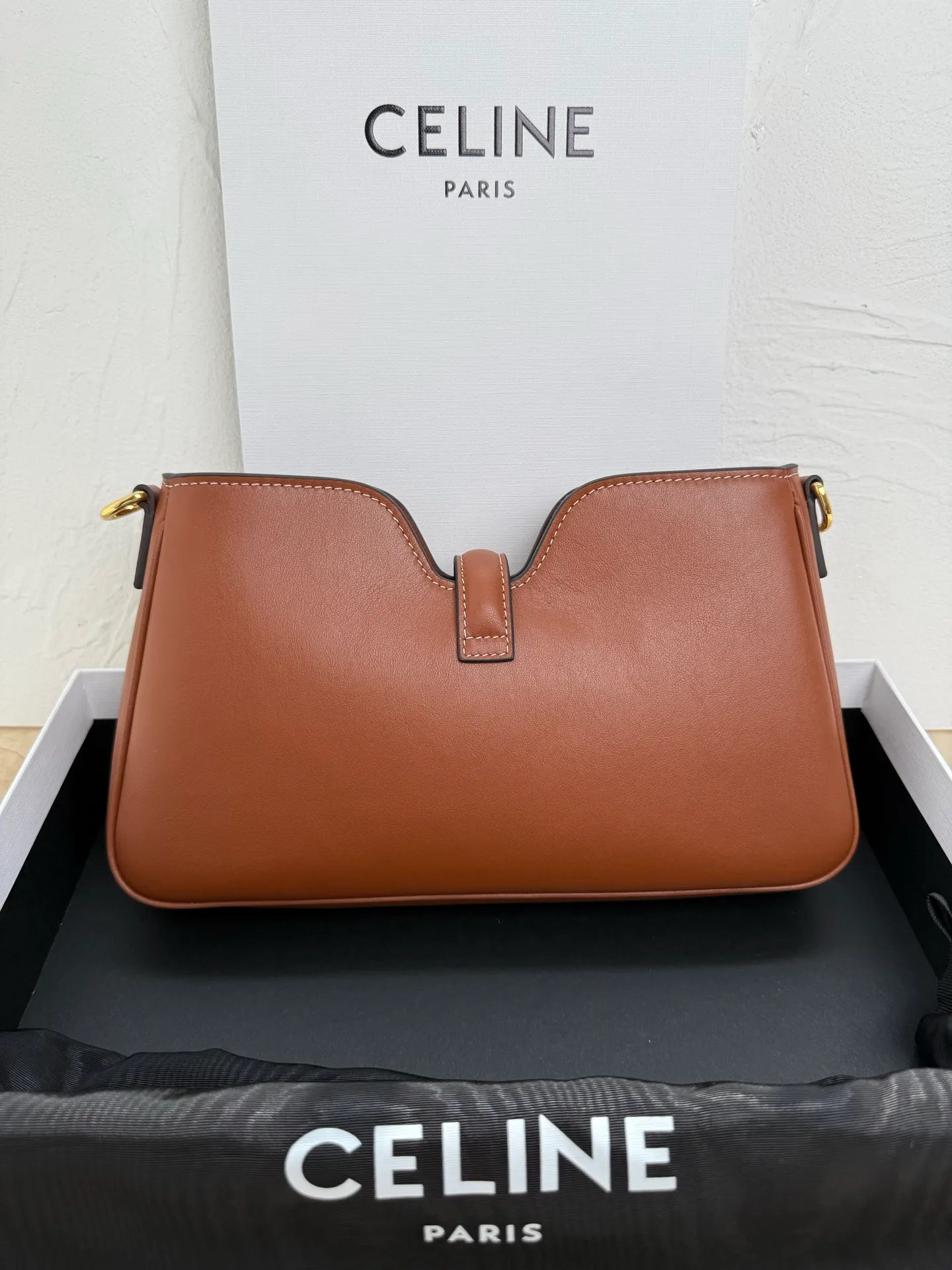p1560 new product is online 🅰️🅰️ CE CAMILLE 👜 Recently, Ce’s new Camille underarm bag has been a hit! This bag is simply the perfect combination of fashion and elegance, and you will fall in love with it at first sight! 🤎 Brown is gentle and retro, like a cup of hot cocoa on weekdays, warm and healing, adding a touch of bright color to your outfit! 🍂 💼 The leather is delicate and textured, making you love it when you touch it, and the details highlight Celine’s exquisite craftsmanship! Style number: 122073 Color: Brown Size: 26x3.5x15cm