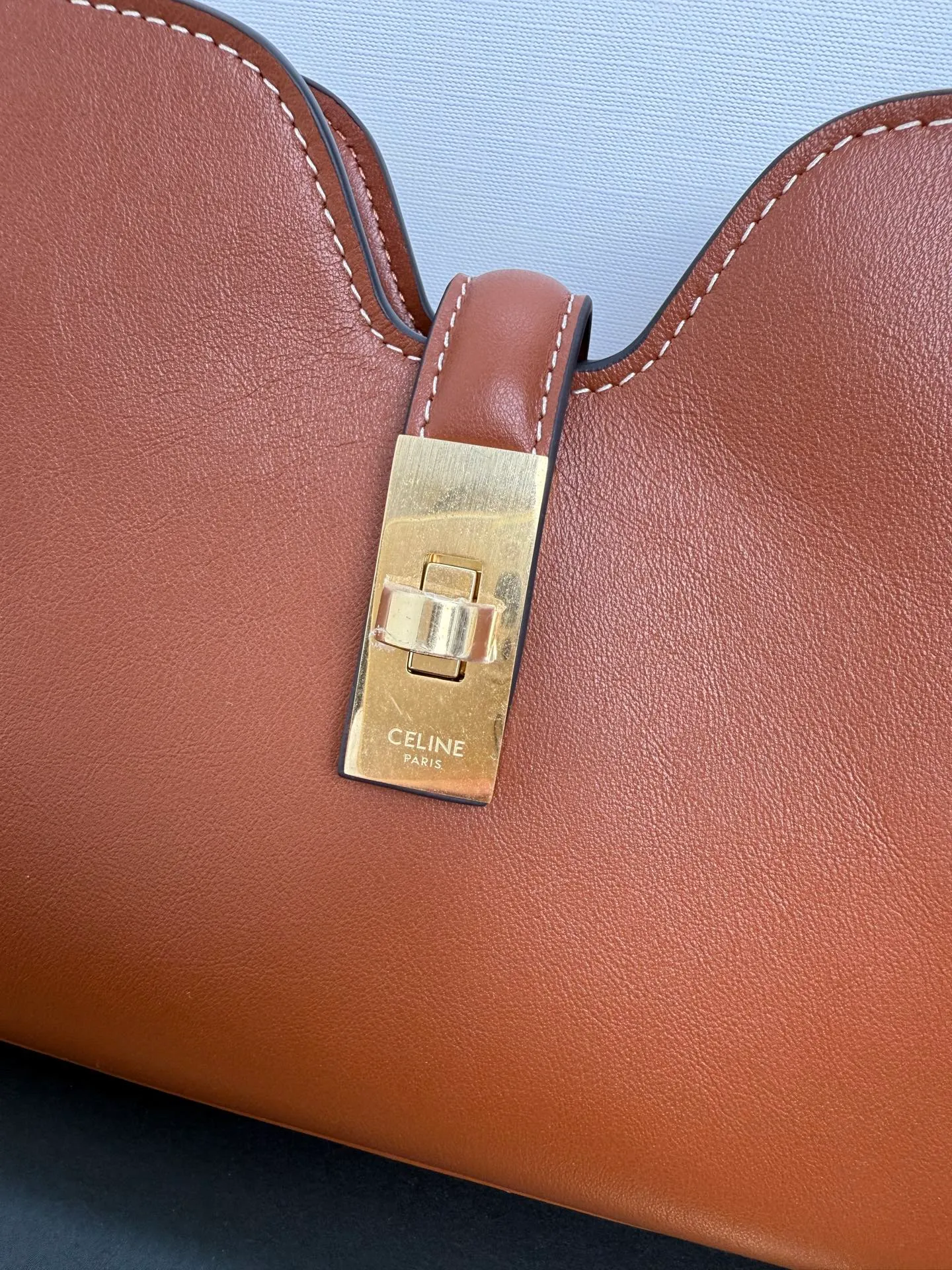 p1560 new product is online 🅰️🅰️ CE CAMILLE 👜 Recently, Ce’s new Camille underarm bag has been a hit! This bag is simply the perfect combination of fashion and elegance, and you will fall in love with it at first sight! 🤎 Brown is gentle and retro, like a cup of hot cocoa on weekdays, warm and healing, adding a touch of bright color to your outfit! 🍂 💼 The leather is delicate and textured, making you love it when you touch it, and the details highlight Celine’s exquisite craftsmanship! Style number: 122073 Color: Brown Size: 26x3.5x15cm