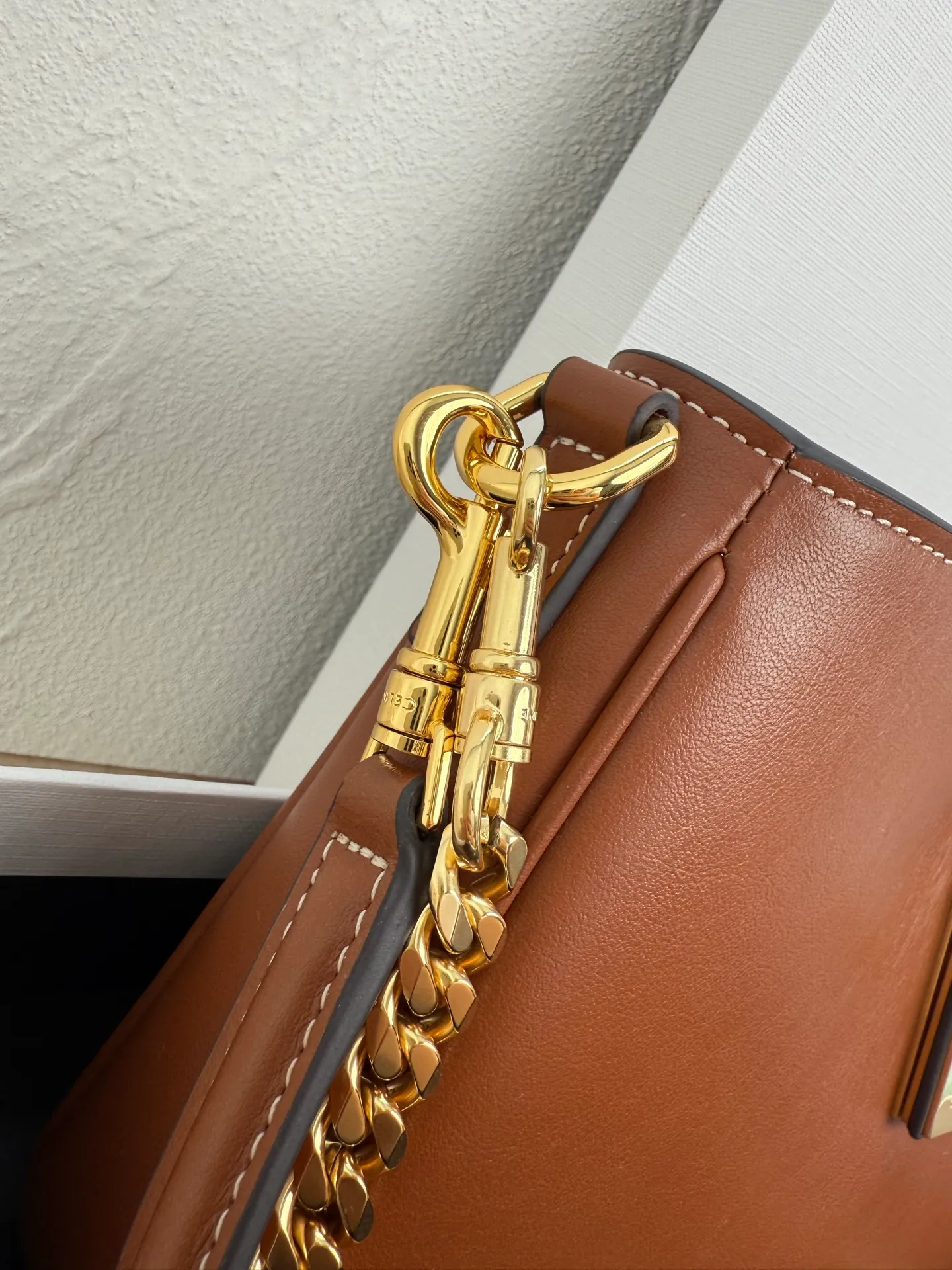 p1560 new product is online 🅰️🅰️ CE CAMILLE 👜 Recently, Ce’s new Camille underarm bag has been a hit! This bag is simply the perfect combination of fashion and elegance, and you will fall in love with it at first sight! 🤎 Brown is gentle and retro, like a cup of hot cocoa on weekdays, warm and healing, adding a touch of bright color to your outfit! 🍂 💼 The leather is delicate and textured, making you love it when you touch it, and the details highlight Celine’s exquisite craftsmanship! Style number: 122073 Color: Brown Size: 26x3.5x15cm