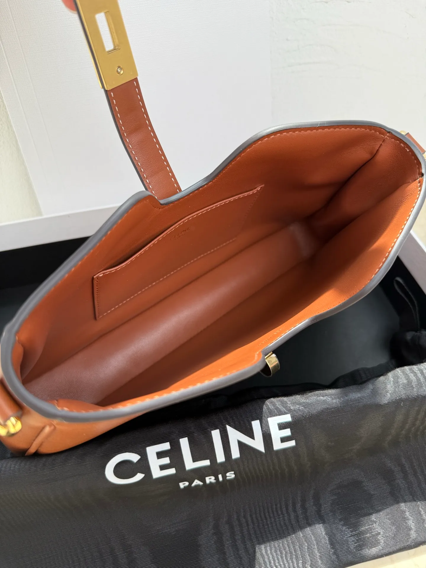 p1560 new product is online 🅰️🅰️ CE CAMILLE 👜 Recently, Ce’s new Camille underarm bag has been a hit! This bag is simply the perfect combination of fashion and elegance, and you will fall in love with it at first sight! 🤎 Brown is gentle and retro, like a cup of hot cocoa on weekdays, warm and healing, adding a touch of bright color to your outfit! 🍂 💼 The leather is delicate and textured, making you love it when you touch it, and the details highlight Celine’s exquisite craftsmanship! Style number: 122073 Color: Brown Size: 26x3.5x15cm