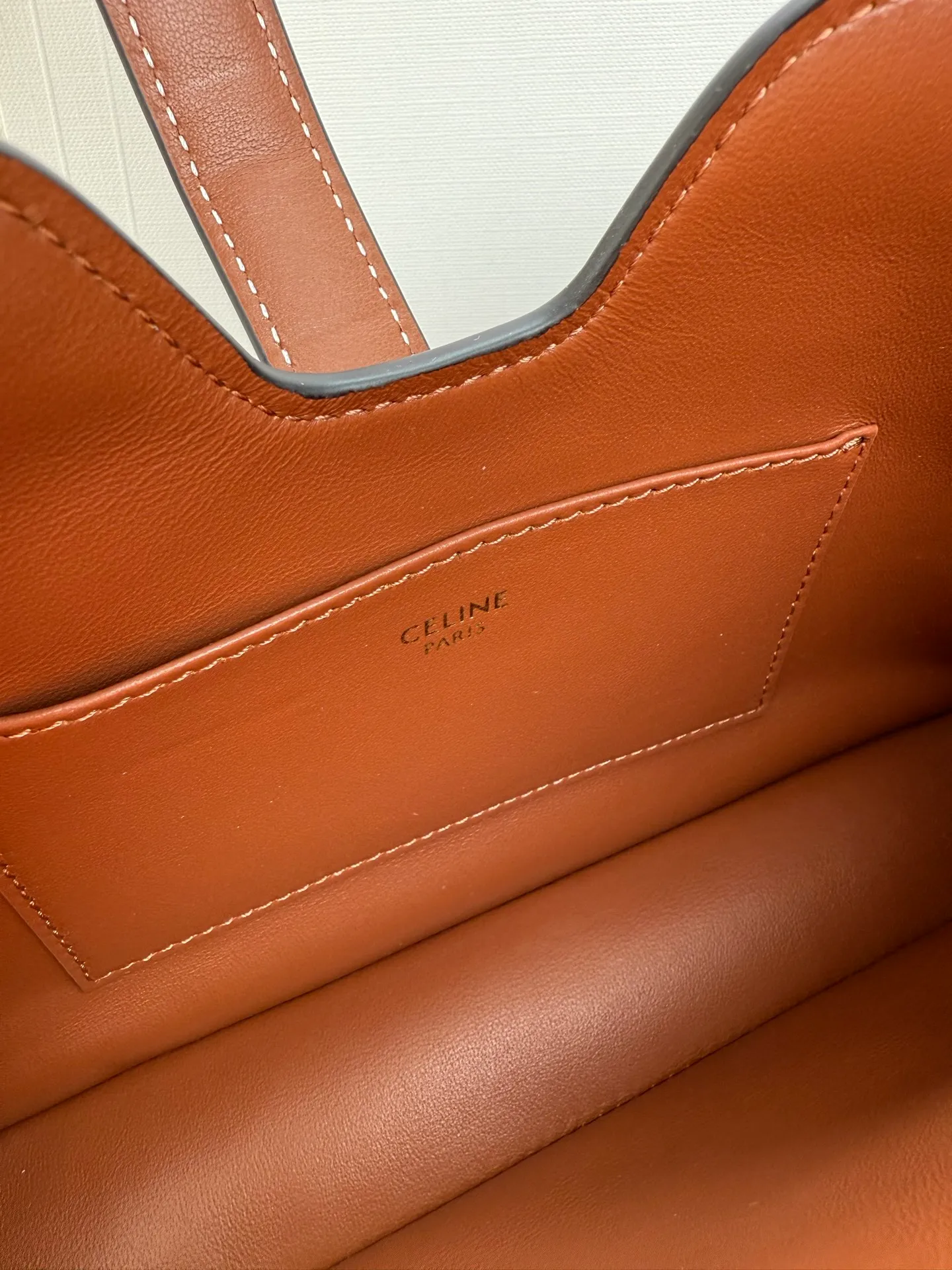 p1560 new product is online 🅰️🅰️ CE CAMILLE 👜 Recently, Ce’s new Camille underarm bag has been a hit! This bag is simply the perfect combination of fashion and elegance, and you will fall in love with it at first sight! 🤎 Brown is gentle and retro, like a cup of hot cocoa on weekdays, warm and healing, adding a touch of bright color to your outfit! 🍂 💼 The leather is delicate and textured, making you love it when you touch it, and the details highlight Celine’s exquisite craftsmanship! Style number: 122073 Color: Brown Size: 26x3.5x15cm
