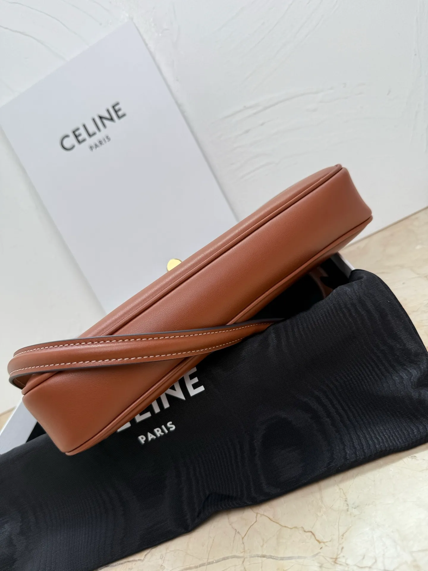 p1560 new product is online 🅰️🅰️ CE CAMILLE 👜 Recently, Ce’s new Camille underarm bag has been a hit! This bag is simply the perfect combination of fashion and elegance, and you will fall in love with it at first sight! 🤎 Brown is gentle and retro, like a cup of hot cocoa on weekdays, warm and healing, adding a touch of bright color to your outfit! 🍂 💼 The leather is delicate and textured, making you love it when you touch it, and the details highlight Celine’s exquisite craftsmanship! Style number: 122073 Color: Brown Size: 26x3.5x15cm