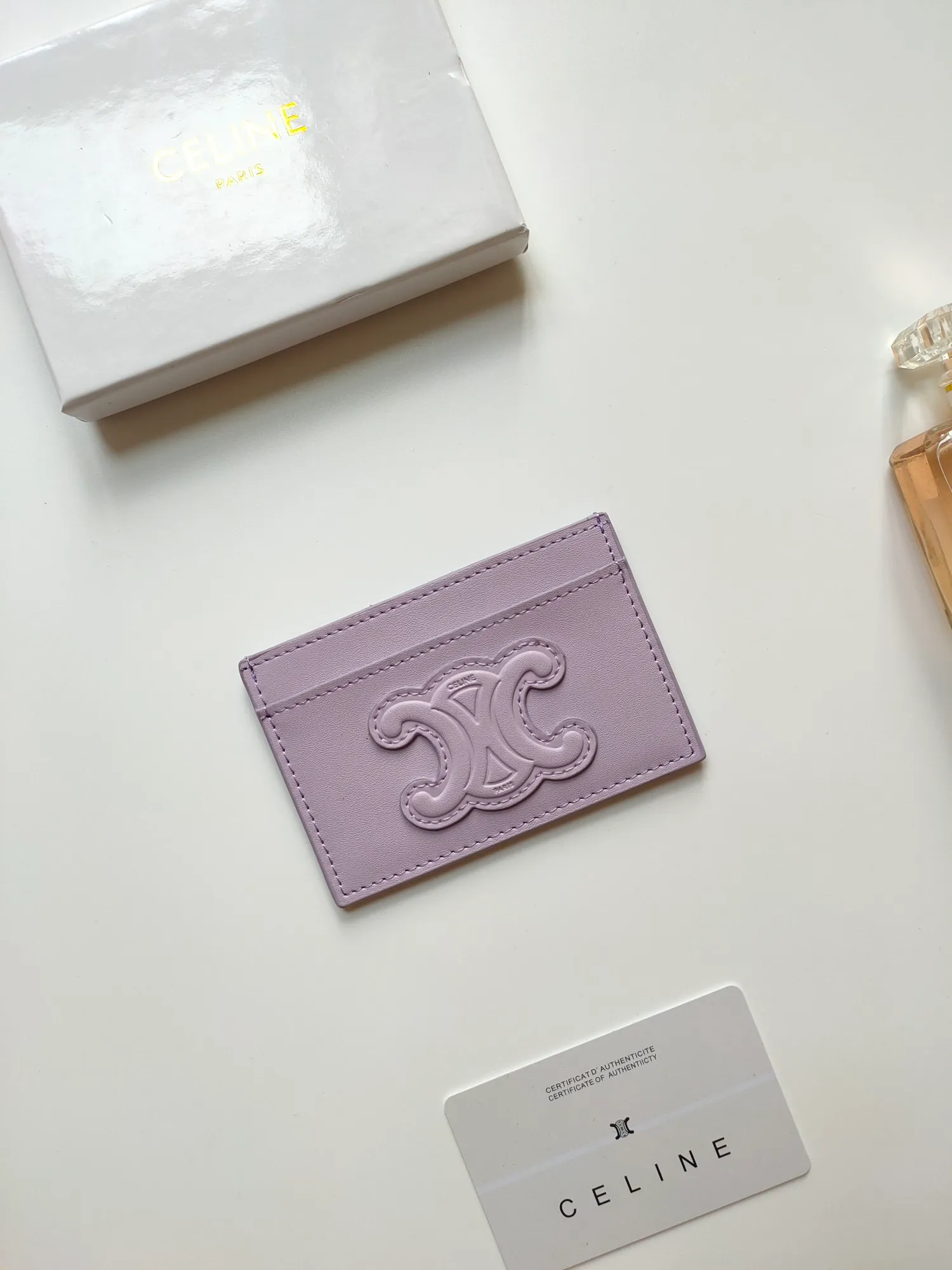 ￥90 CELINE's new embossed logo card holder, made of first-layer cowhide, two card slots + one middle pocket. Style number: 10B703 Size: 10.5 X 7cm