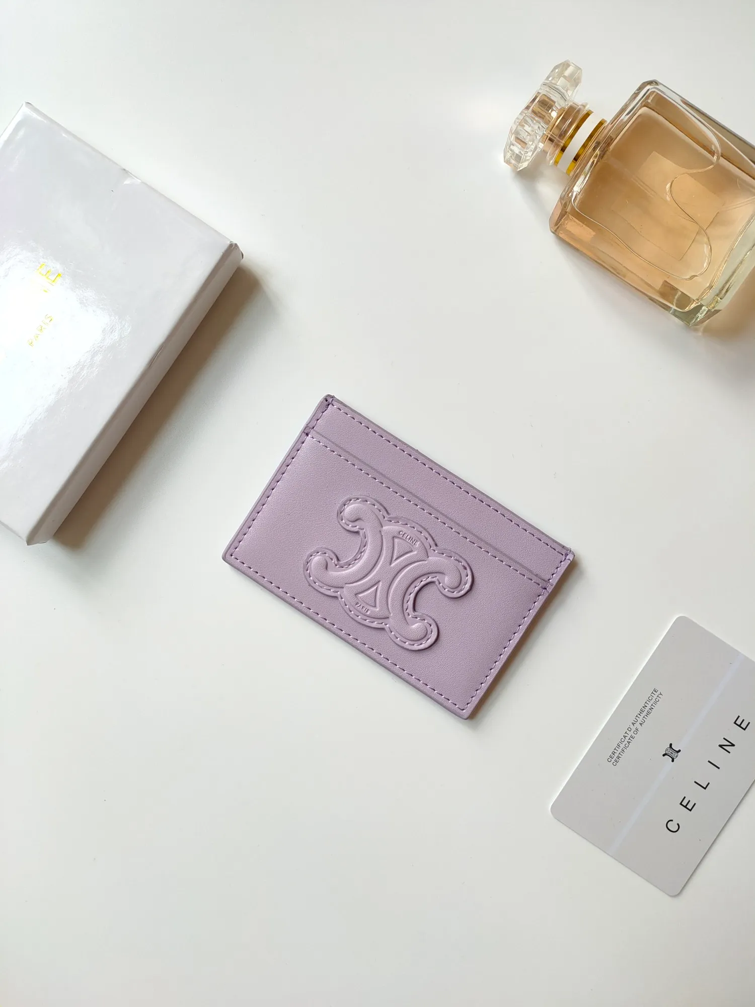 ￥90 CELINE's new embossed logo card holder, made of first-layer cowhide, two card slots + one middle pocket. Style number: 10B703 Size: 10.5 X 7cm