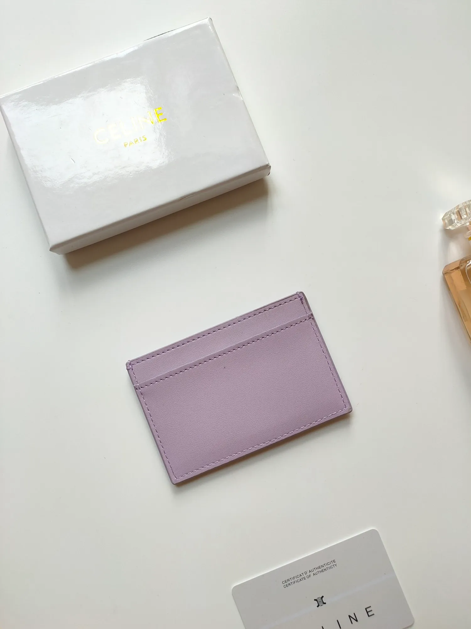 ￥90 CELINE's new embossed logo card holder, made of first-layer cowhide, two card slots + one middle pocket. Style number: 10B703 Size: 10.5 X 7cm