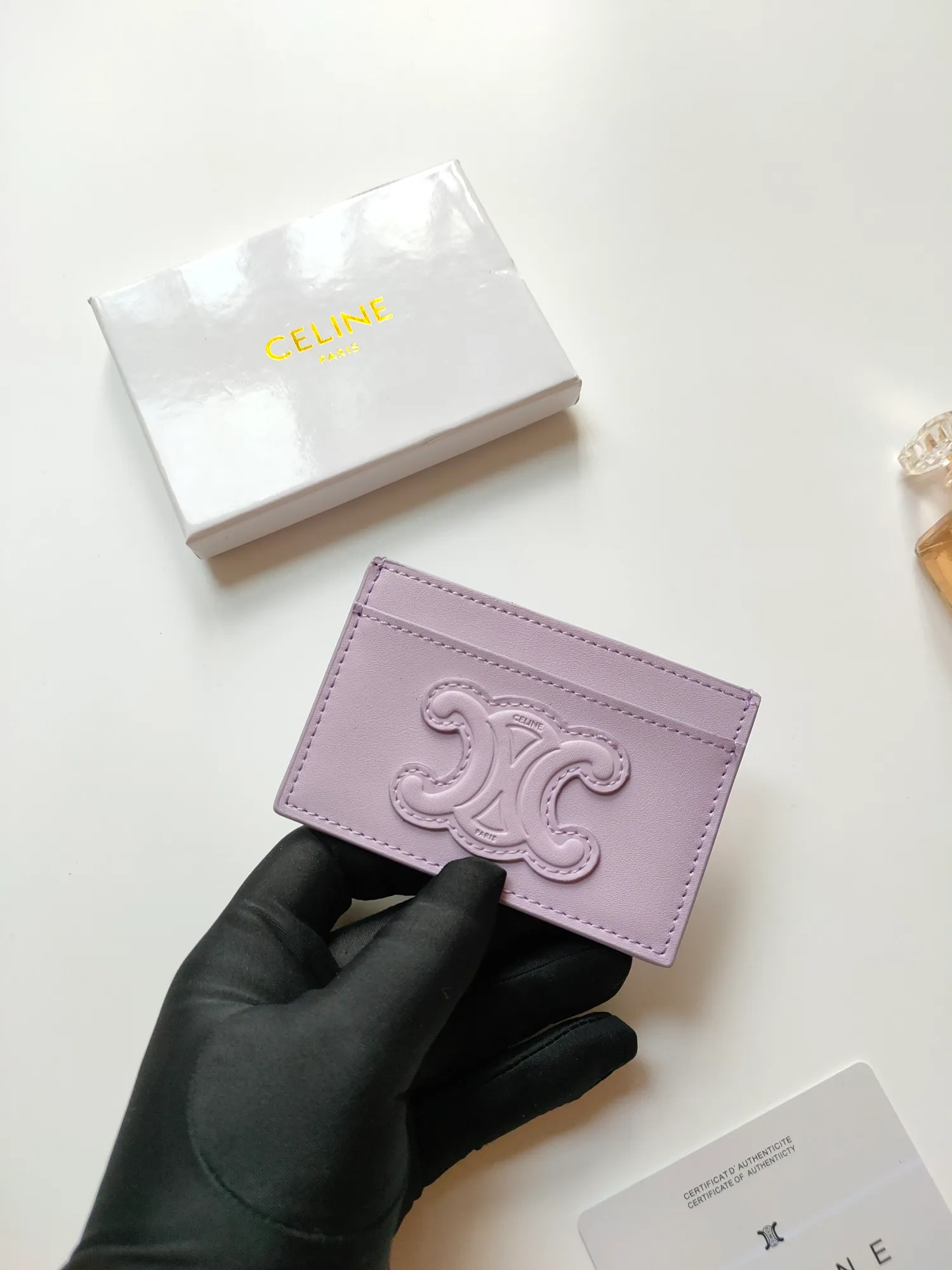 ￥90 CELINE's new embossed logo card holder, made of first-layer cowhide, two card slots + one middle pocket. Style number: 10B703 Size: 10.5 X 7cm