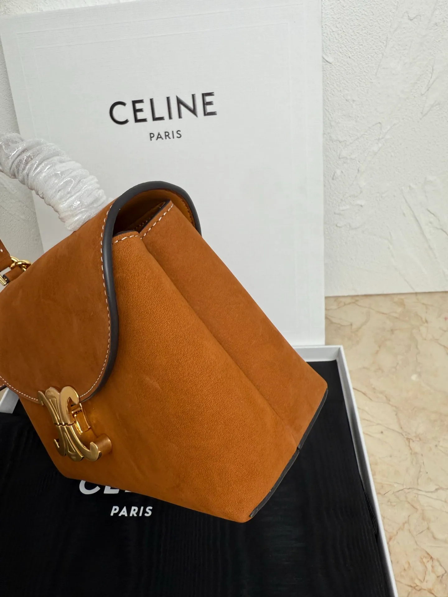 p1500 New product launched 🅰️🅰️CE Arc de Triomphe kelly handbag 👜 New Arc de Triomphe storage bag full of high-end feel! Simple and exquisite outline, whether it is calm black, low-key brown, classic presbyopia color scheme, etc... all exude an unparalleled sense of luxury ❤️ The lines of kelly's classic shape are simple and elegant, without unnecessary decoration, showing the aesthetic charm🫶🏻 Style number: 118113 Size: 20.5x13x8 (with original packaging)