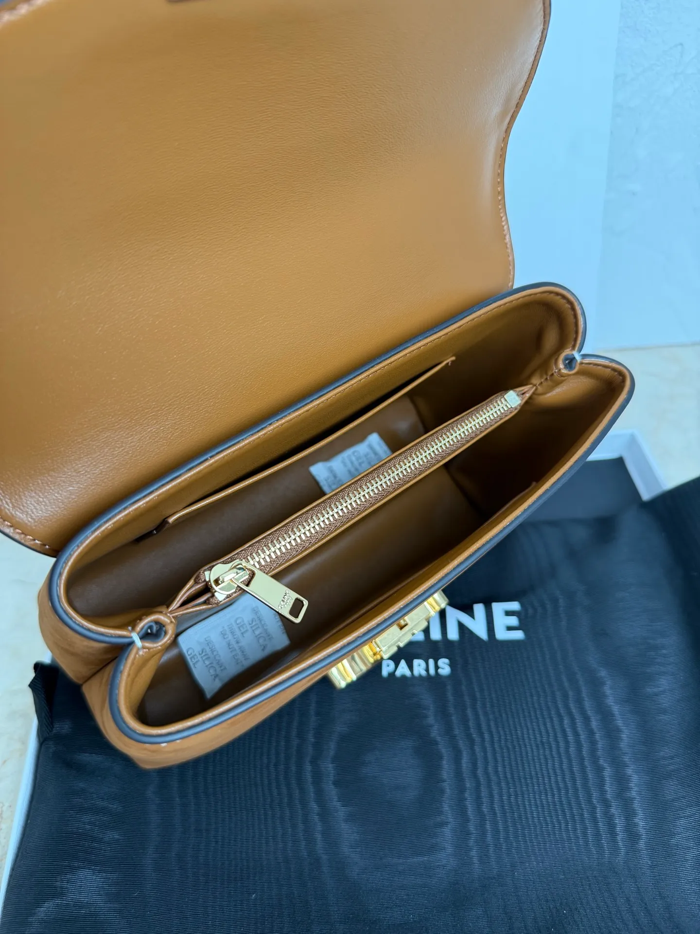 p1500 New product launched 🅰️🅰️CE Arc de Triomphe kelly handbag 👜 New Arc de Triomphe storage bag full of high-end feel! Simple and exquisite outline, whether it is calm black, low-key brown, classic presbyopia color scheme, etc... all exude an unparalleled sense of luxury ❤️ The lines of kelly's classic shape are simple and elegant, without unnecessary decoration, showing the aesthetic charm🫶🏻 Style number: 118113 Size: 20.5x13x8 (with original packaging)