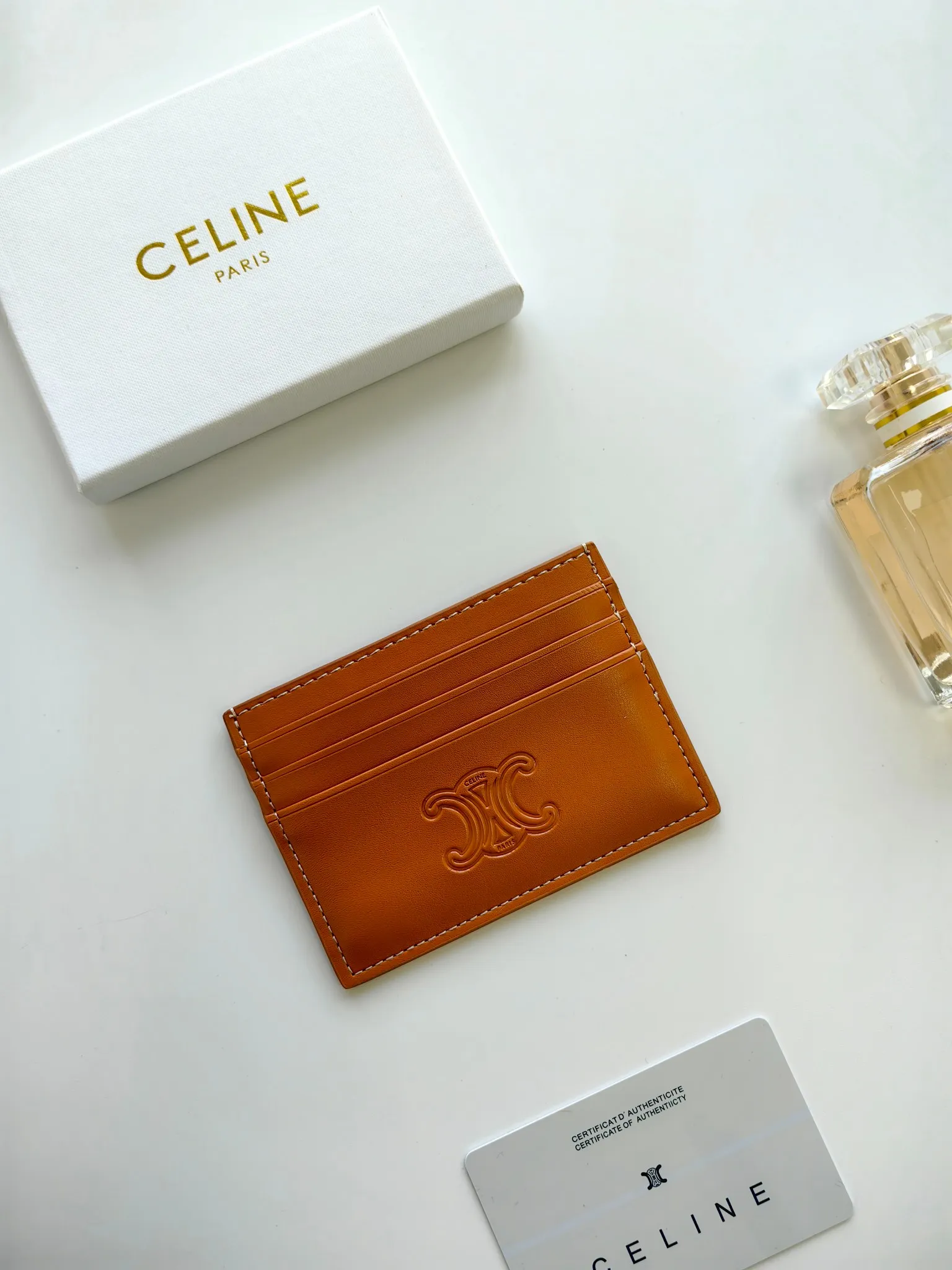 💰90💰CELINE's new embossed logo card holder, made of first-layer cowhide, two card slots + one middle pocket Style number: 10L833 Size: 10.5×7cm