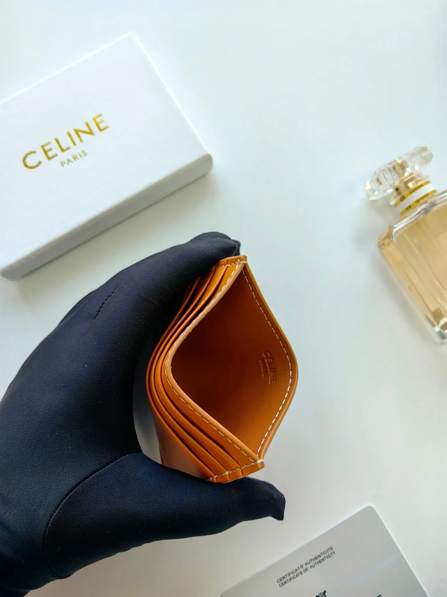 💰90💰CELINE's new embossed logo card holder, made of first-layer cowhide, two card slots + one middle pocket Style number: 10L833 Size: 10.5×7cm