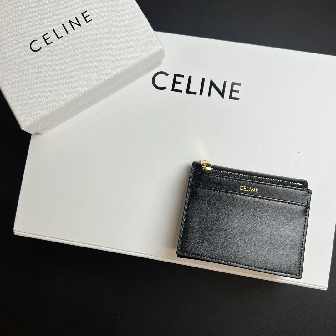 💰150 💎Top quality 🇫🇷 Black 💓 𝗖𝗘𝗟𝗜𝗡𝗘 Arc de Triomphe wallet 2-in-1, full calfskin, second layer leather, non-transferable ‼ ️ Celine’s new glossy cow leather short coin purse ❤️ TRIOMPHE metallic snaps A small item that enhances taste, a classic and popular model. It is good-looking and easy to use. It is small and portable. All kinds of bank cards and ID documents are easy to throw around. You no longer have to worry about not being able to find it. It is a daily essential item. 5 card slots, 1 banknote slot, 1 detachable card pocket. It is really full of everything even though it is small~ The wallet can be used for a long time without losing any money. The high-end packaging also gives you face, so go ahead. Model: 10l653DS3 / 16332 /10I653 Size: 9.5×7.5×3cm