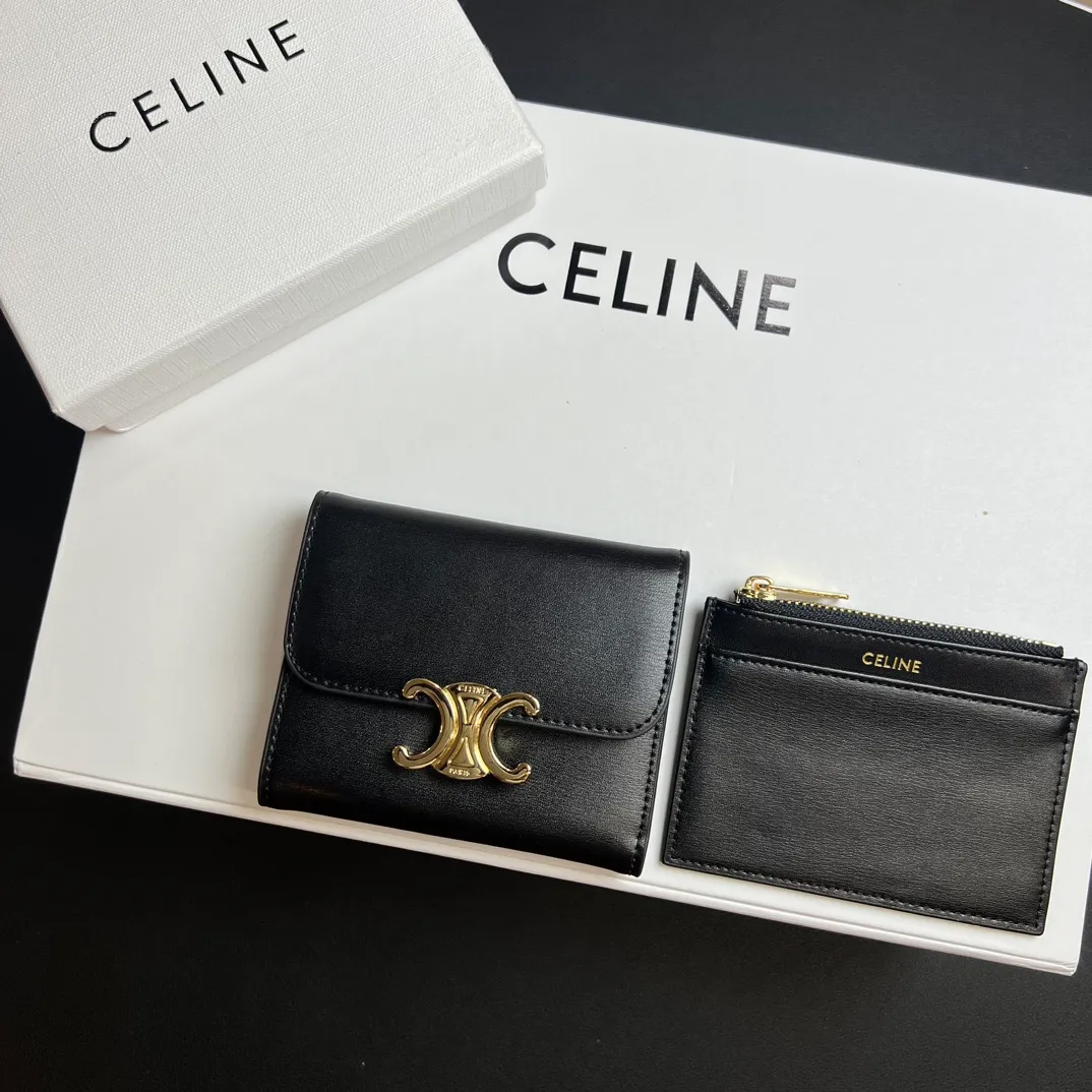 💰150 💎Top quality 🇫🇷 Black 💓 𝗖𝗘𝗟𝗜𝗡𝗘 Arc de Triomphe wallet 2-in-1, full calfskin, second layer leather, non-transferable ‼ ️ Celine’s new glossy cow leather short coin purse ❤️ TRIOMPHE metallic snaps A small item that enhances taste, a classic and popular model. It is good-looking and easy to use. It is small and portable. All kinds of bank cards and ID documents are easy to throw around. You no longer have to worry about not being able to find it. It is a daily essential item. 5 card slots, 1 banknote slot, 1 detachable card pocket. It is really full of everything even though it is small~ The wallet can be used for a long time without losing any money. The high-end packaging also gives you face, so go ahead. Model: 10l653DS3 / 16332 /10I653 Size: 9.5×7.5×3cm