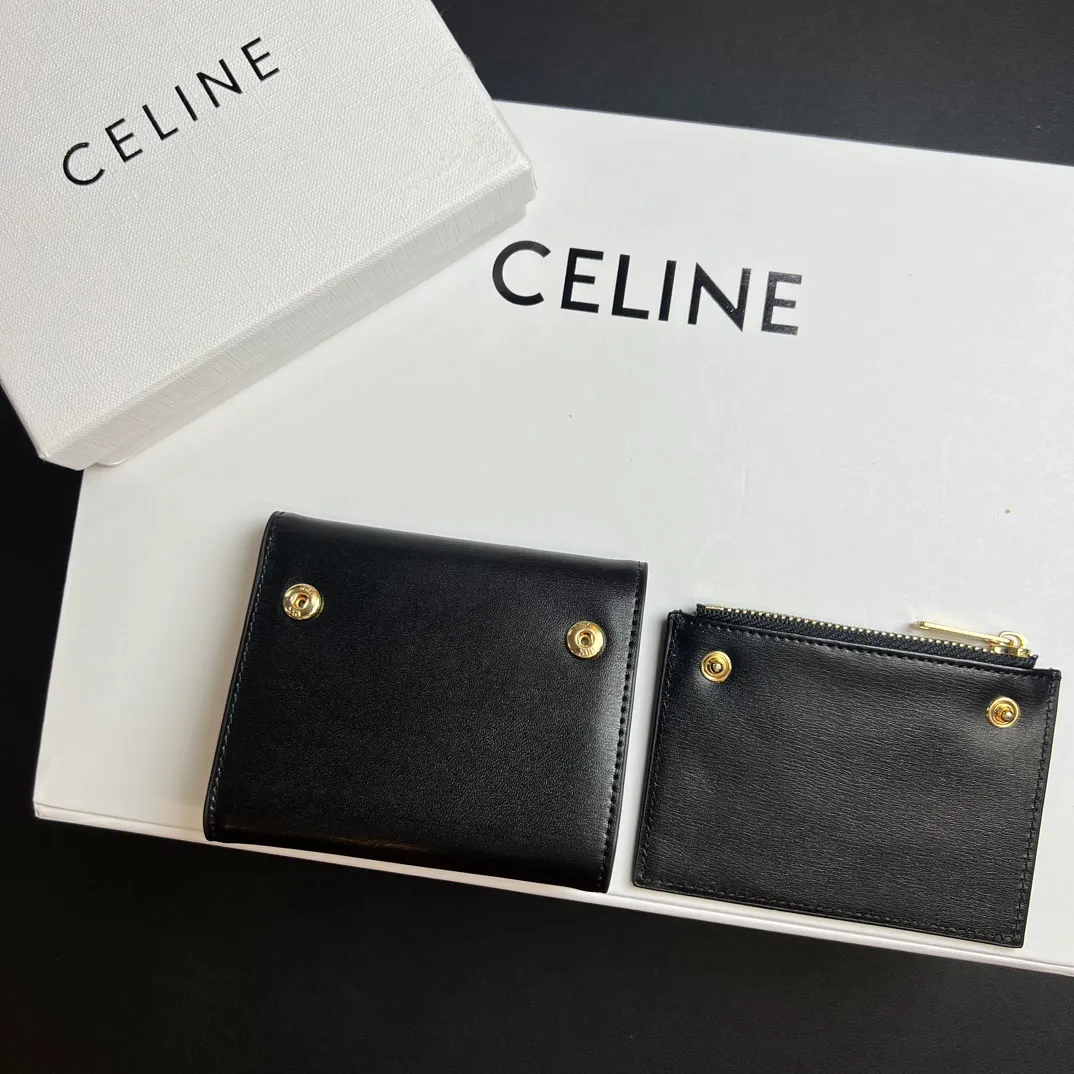 💰150 💎Top quality 🇫🇷 Black 💓 𝗖𝗘𝗟𝗜𝗡𝗘 Arc de Triomphe wallet 2-in-1, full calfskin, second layer leather, non-transferable ‼ ️ Celine’s new glossy cow leather short coin purse ❤️ TRIOMPHE metallic snaps A small item that enhances taste, a classic and popular model. It is good-looking and easy to use. It is small and portable. All kinds of bank cards and ID documents are easy to throw around. You no longer have to worry about not being able to find it. It is a daily essential item. 5 card slots, 1 banknote slot, 1 detachable card pocket. It is really full of everything even though it is small~ The wallet can be used for a long time without losing any money. The high-end packaging also gives you face, so go ahead. Model: 10l653DS3 / 16332 /10I653 Size: 9.5×7.5×3cm