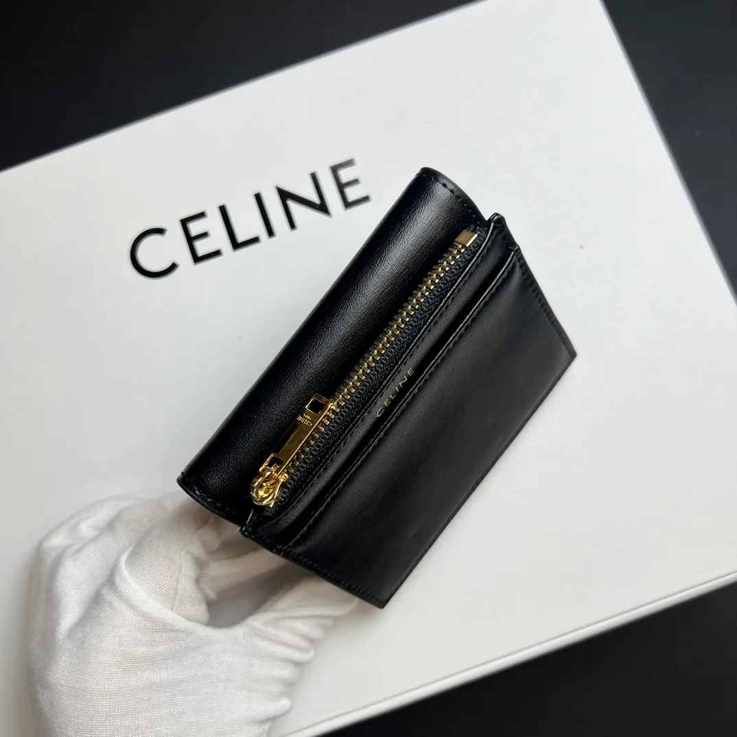 💰150 💎Top quality 🇫🇷 Black 💓 𝗖𝗘𝗟𝗜𝗡𝗘 Arc de Triomphe wallet 2-in-1, full calfskin, second layer leather, non-transferable ‼ ️ Celine’s new glossy cow leather short coin purse ❤️ TRIOMPHE metallic snaps A small item that enhances taste, a classic and popular model. It is good-looking and easy to use. It is small and portable. All kinds of bank cards and ID documents are easy to throw around. You no longer have to worry about not being able to find it. It is a daily essential item. 5 card slots, 1 banknote slot, 1 detachable card pocket. It is really full of everything even though it is small~ The wallet can be used for a long time without losing any money. The high-end packaging also gives you face, so go ahead. Model: 10l653DS3 / 16332 /10I653 Size: 9.5×7.5×3cm