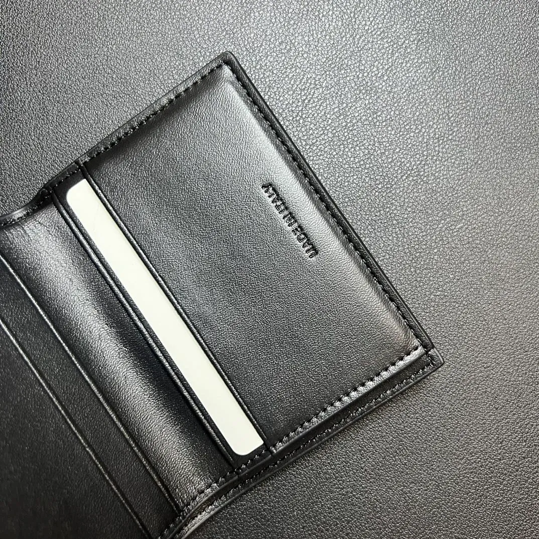 💰150 💎Top quality 🇫🇷 Black 💓 𝗖𝗘𝗟𝗜𝗡𝗘 Arc de Triomphe wallet 2-in-1, full calfskin, second layer leather, non-transferable ‼ ️ Celine’s new glossy cow leather short coin purse ❤️ TRIOMPHE metallic snaps A small item that enhances taste, a classic and popular model. It is good-looking and easy to use. It is small and portable. All kinds of bank cards and ID documents are easy to throw around. You no longer have to worry about not being able to find it. It is a daily essential item. 5 card slots, 1 banknote slot, 1 detachable card pocket. It is really full of everything even though it is small~ The wallet can be used for a long time without losing any money. The high-end packaging also gives you face, so go ahead. Model: 10l653DS3 / 16332 /10I653 Size: 9.5×7.5×3cm