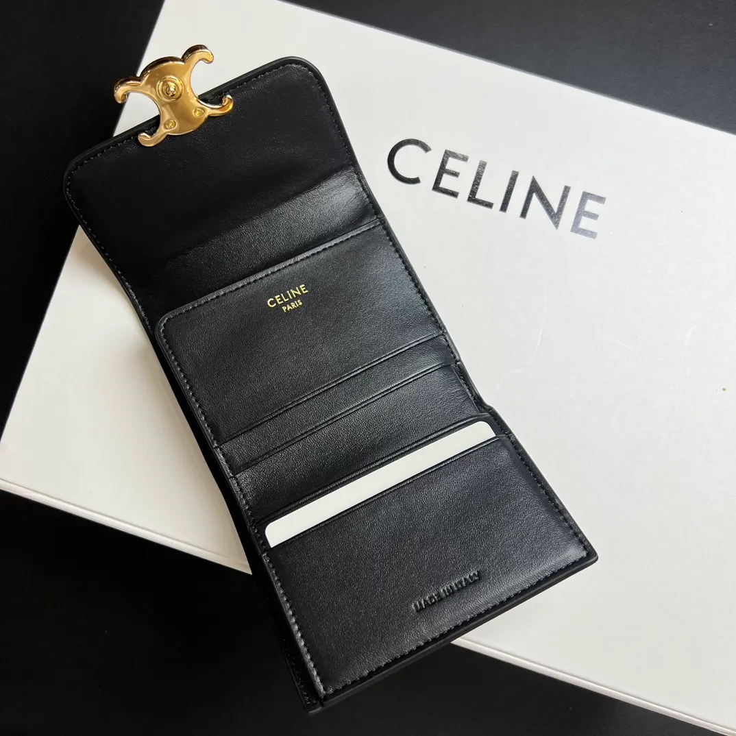 💰150 💎Top quality 🇫🇷 Black 💓 𝗖𝗘𝗟𝗜𝗡𝗘 Arc de Triomphe wallet 2-in-1, full calfskin, second layer leather, non-transferable ‼ ️ Celine’s new glossy cow leather short coin purse ❤️ TRIOMPHE metallic snaps A small item that enhances taste, a classic and popular model. It is good-looking and easy to use. It is small and portable. All kinds of bank cards and ID documents are easy to throw around. You no longer have to worry about not being able to find it. It is a daily essential item. 5 card slots, 1 banknote slot, 1 detachable card pocket. It is really full of everything even though it is small~ The wallet can be used for a long time without losing any money. The high-end packaging also gives you face, so go ahead. Model: 10l653DS3 / 16332 /10I653 Size: 9.5×7.5×3cm