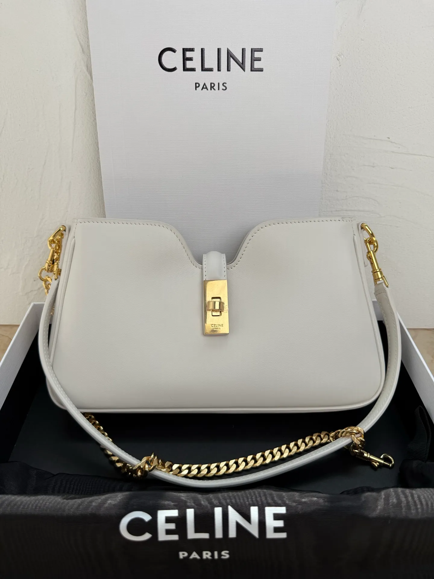 p1560 new product is online 🅰️🅰️ CE CAMILLE 👜 Recently, Ce’s new Camille underarm bag has been a hit! This bag is simply the perfect combination of fashion and elegance, and you will fall in love with it at first sight! 🤎 Brown is gentle and retro, like a cup of hot cocoa on weekdays, warm and healing, adding a touch of bright color to your outfit! 🍂 💼 The leather is delicate and textured, making you love it when you touch it, and the details highlight Celine’s exquisite craftsmanship! Style number: 122073 Color: Brown Size: 26x3.5x15cm