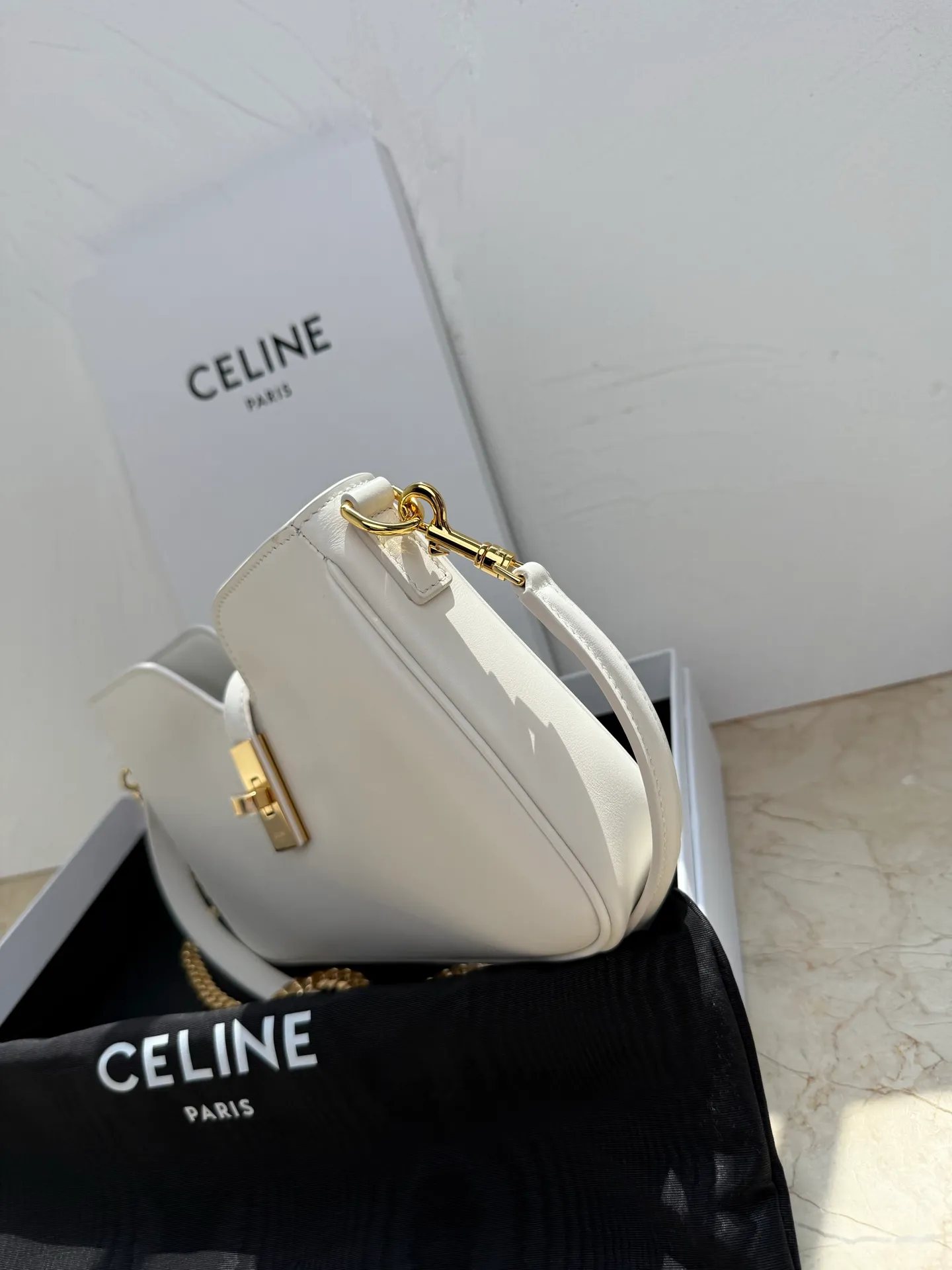 p1560 new product is online 🅰️🅰️ CE CAMILLE 👜 Recently, Ce’s new Camille underarm bag has been a hit! This bag is simply the perfect combination of fashion and elegance, and you will fall in love with it at first sight! 🤎 Brown is gentle and retro, like a cup of hot cocoa on weekdays, warm and healing, adding a touch of bright color to your outfit! 🍂 💼 The leather is delicate and textured, making you love it when you touch it, and the details highlight Celine’s exquisite craftsmanship! Style number: 122073 Color: Brown Size: 26x3.5x15cm