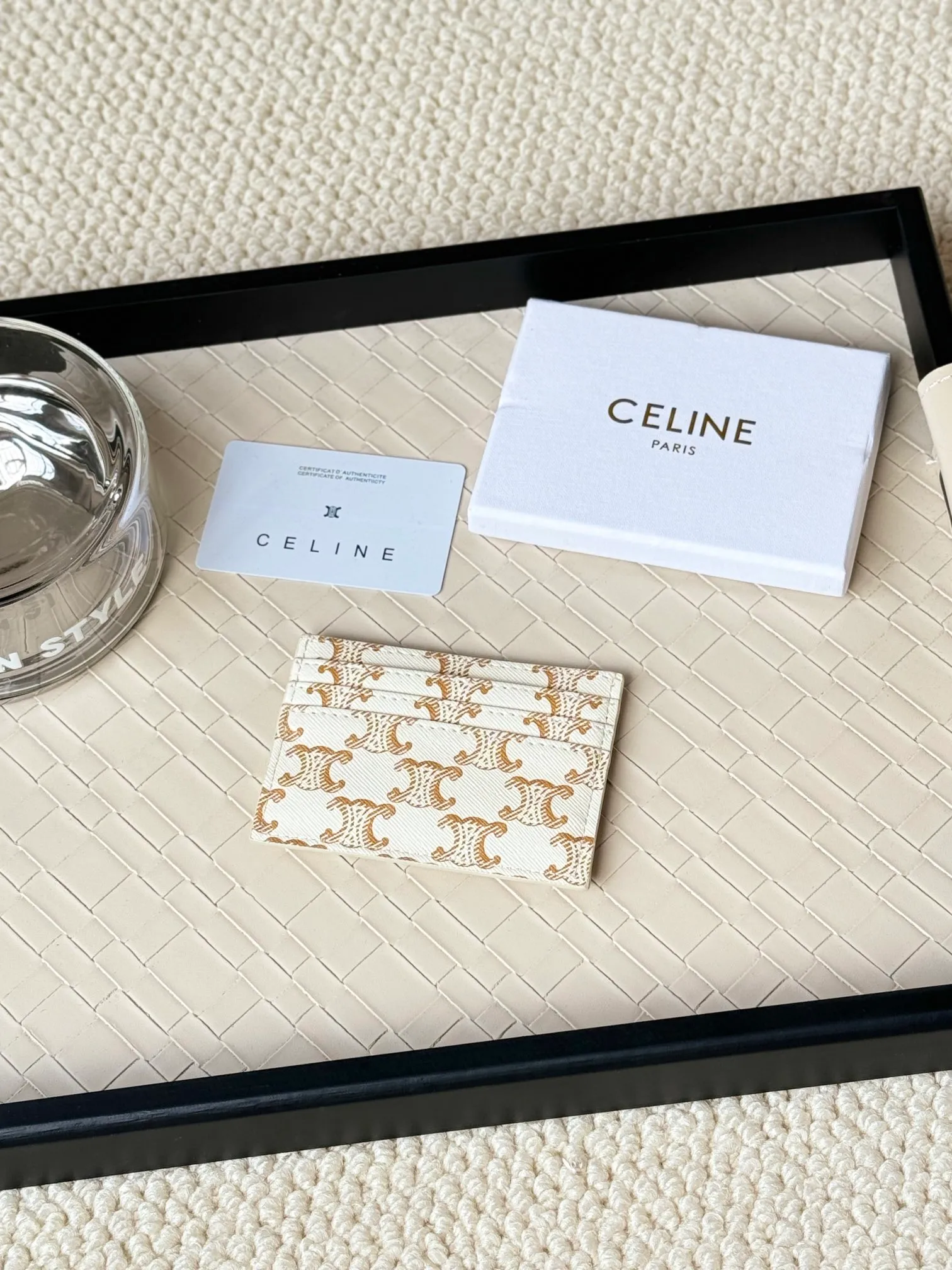 💰100 super mini card holder CELINE's new embossed logo card holder, made of first-layer cowhide, two card slots + one middle pocket Style number: 10L833 Size: 10.5×7cm
