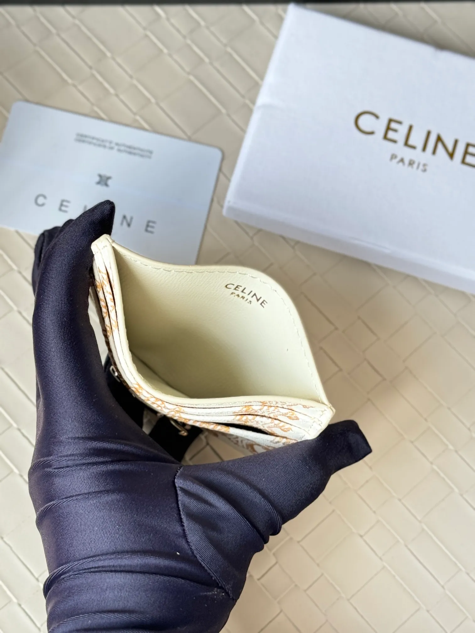 💰100 super mini card holder CELINE's new embossed logo card holder, made of first-layer cowhide, two card slots + one middle pocket Style number: 10L833 Size: 10.5×7cm