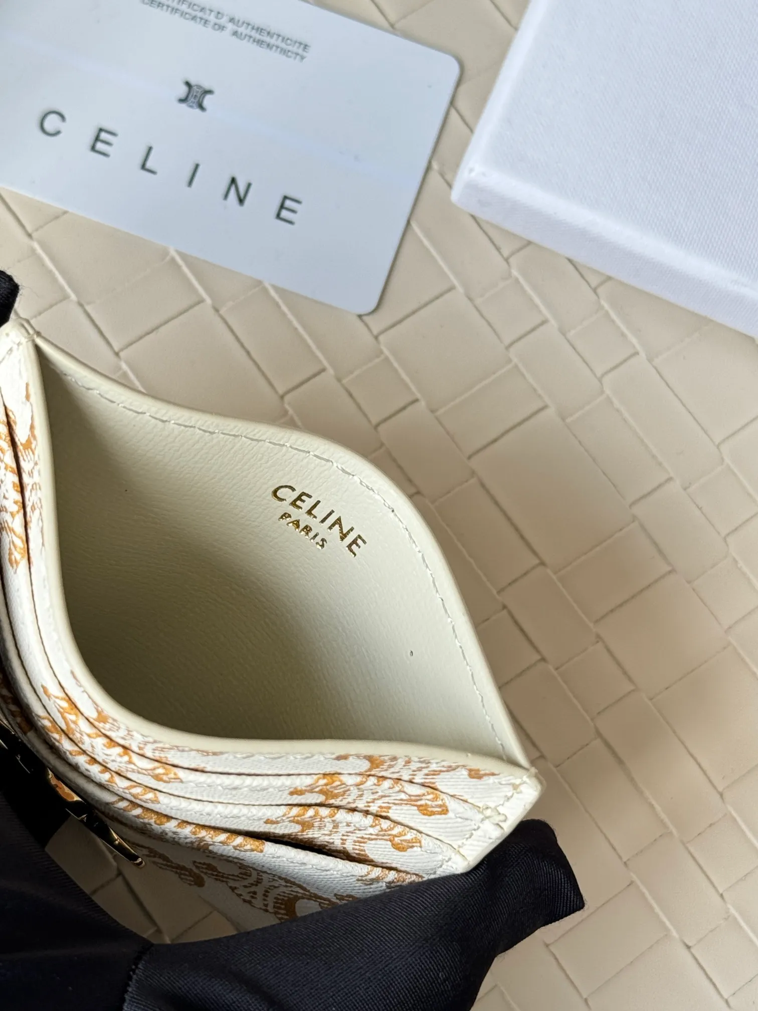 💰100 super mini card holder CELINE's new embossed logo card holder, made of first-layer cowhide, two card slots + one middle pocket Style number: 10L833 Size: 10.5×7cm